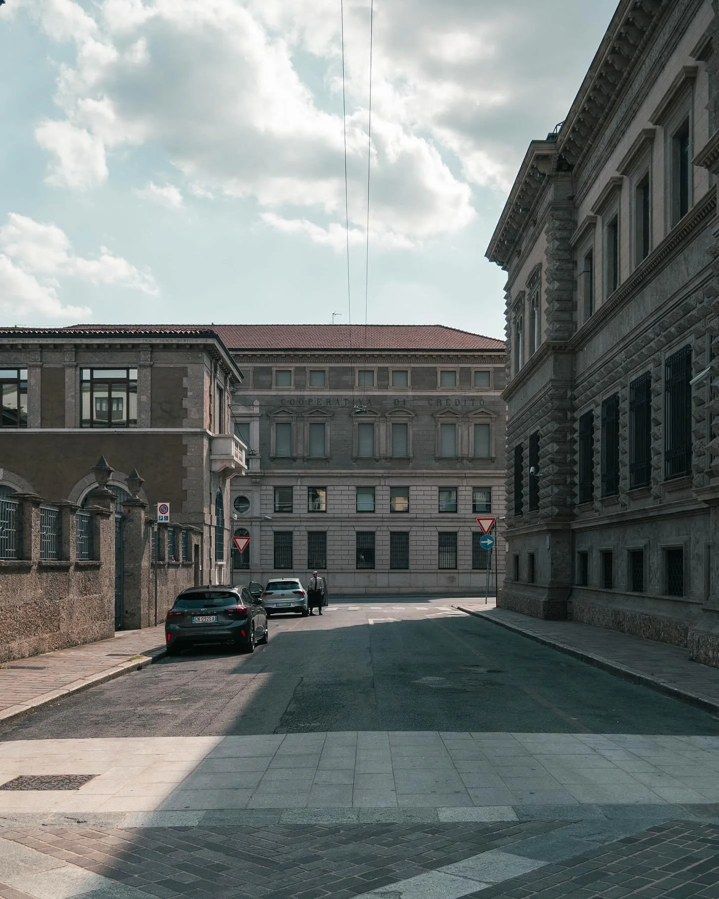 un percorso, una strada, di solito parte da A e arriva in B. ma si passa da molte altre lettere, basta saperle leggere tutte. queste lettere sono il contesto. &egrave; il contesto che definisce un luogo. il contesto &egrave; il luogo. bisogna leggerl