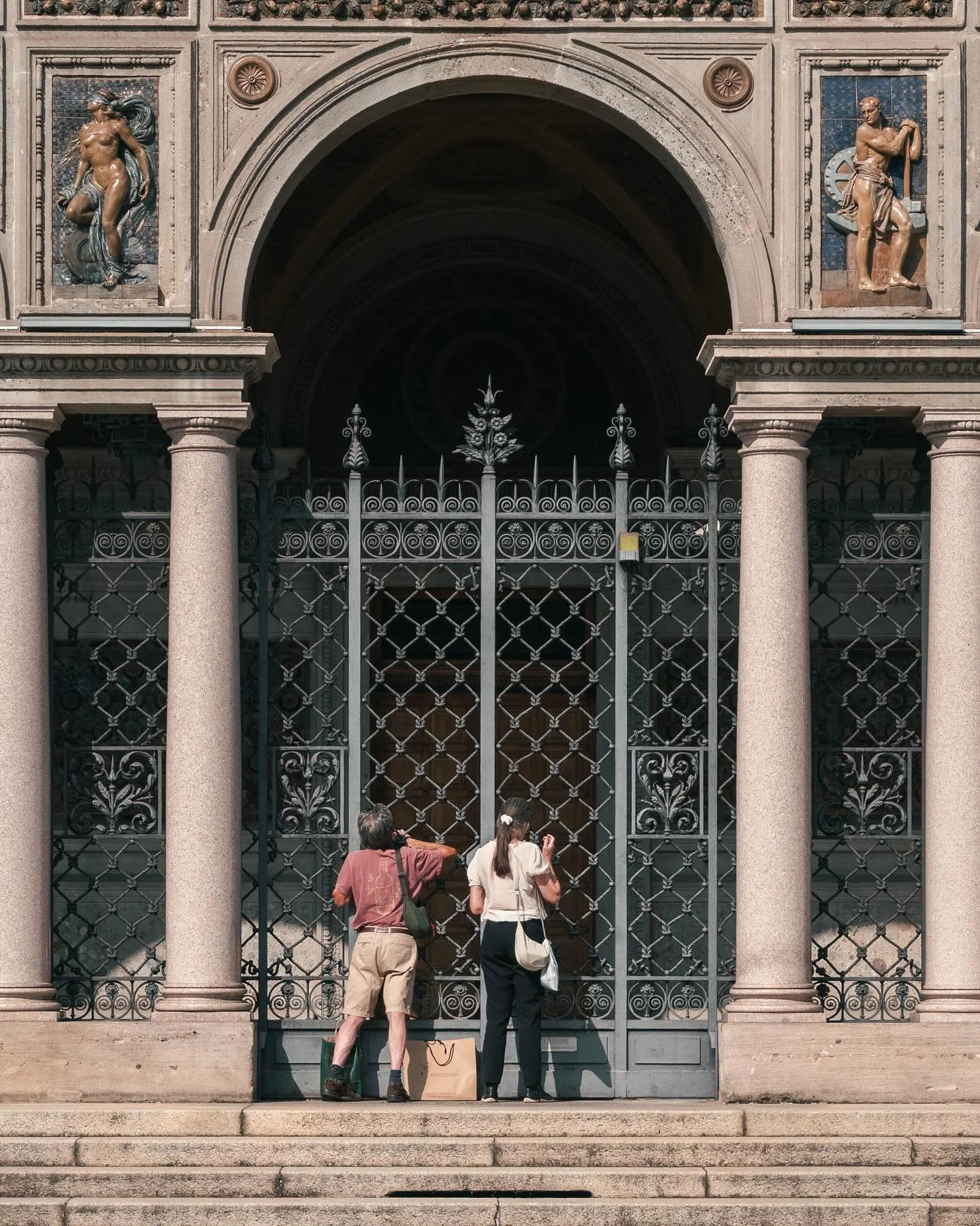 la curiosit&agrave; si vedere, di scoprire, di esplorare. la cattura di un&rsquo;immagine spesso passa per pose strane, goffaggine, scomodit&agrave;. ben venga. se c&rsquo;&egrave; la curiosit&agrave;, non si &egrave; mai troppo strani, goffi o scomo