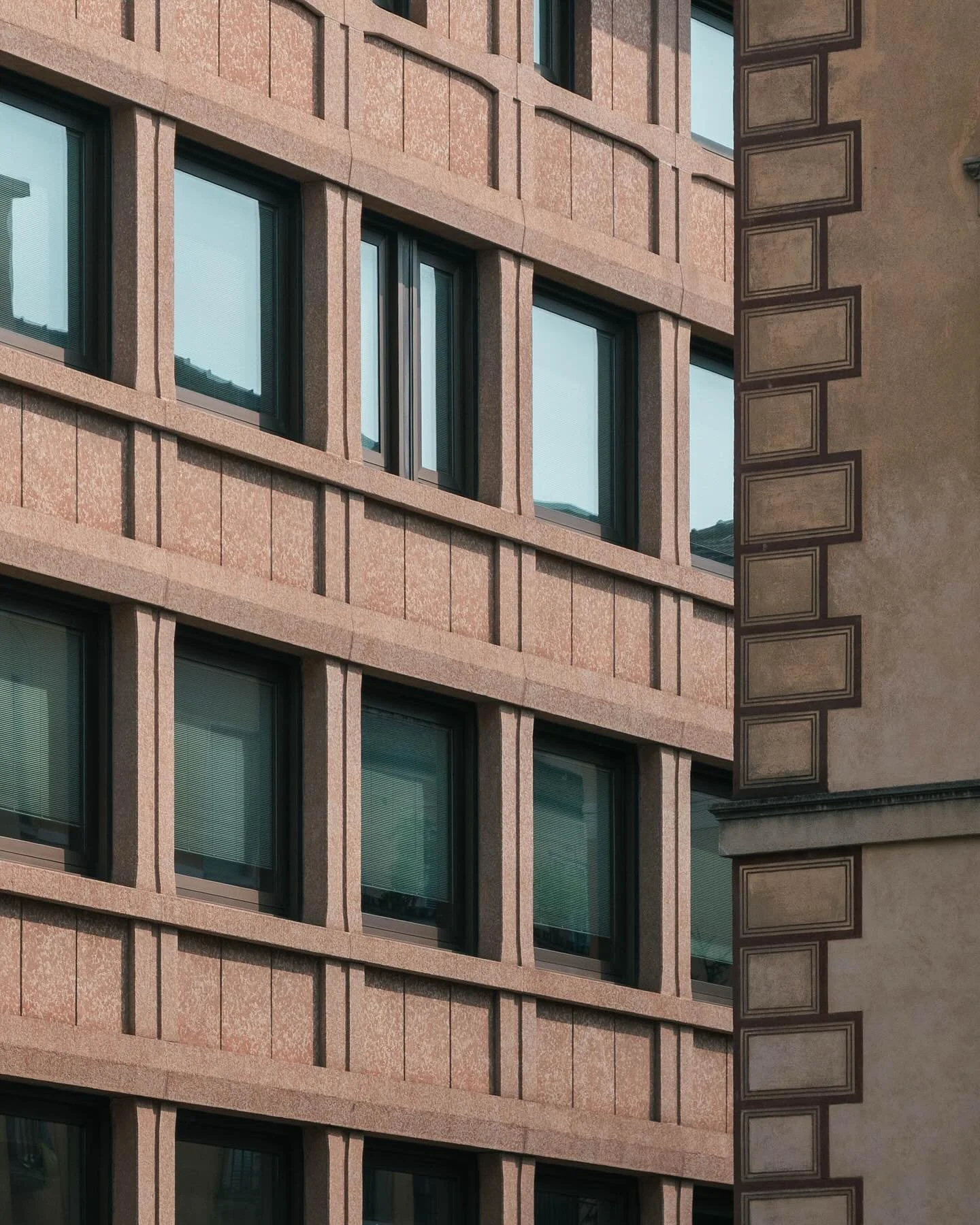 pieni e vuoti. definiscono l&rsquo;architettura, lo spazio, la luce. si alternano, si ripetono. disegnano le facciate, creano pattern geometrici. ci si sofferma spesso solo sull&rsquo;insieme, ma l&rsquo;insieme &egrave; fatto di dettagli. e di pieni