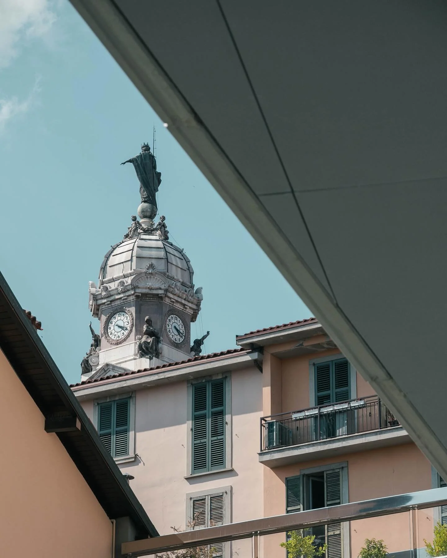 sant&rsquo;alessandro / condurre lo sguardo di chi, attraverso l&rsquo;occhio del fotografo, osserva un luogo, un&rsquo;architettura, un dettaglio. accompagnare silenziosamente.
.
.
.
#stefanotacchinardi #photography #fotografia #canon #canonitalia #