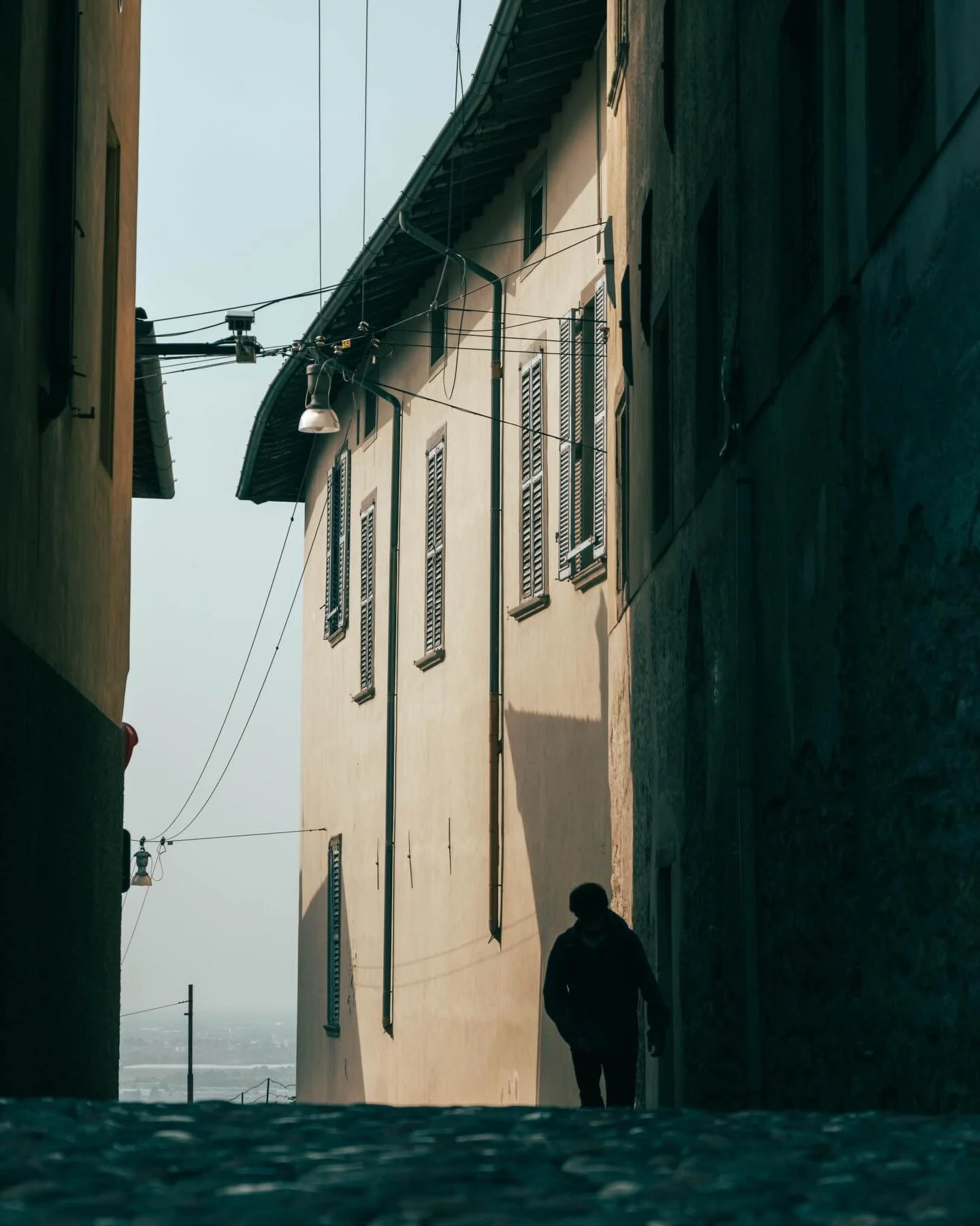 soggetto / a volte il soggetto di una fotografia &egrave; subito individuato, a volte &egrave; pi&ugrave; nascosto. si deve scoprire. a volte il soggetto &egrave; un luogo, a volte le persone in quel luogo. a volte n&eacute; il luogo n&eacute; le per