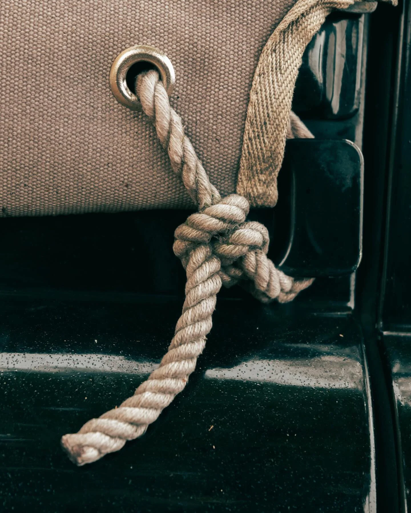 riconoscere oggetti senza riuscire a dare un contesto all&rsquo;immagine. far prevalere l&rsquo;astrazione dell&rsquo;immagine rispetto al soggetto gi&agrave; noto. sperimentazioni concettuali. ma anche momenti estemporanei catturati in fotografia.
.