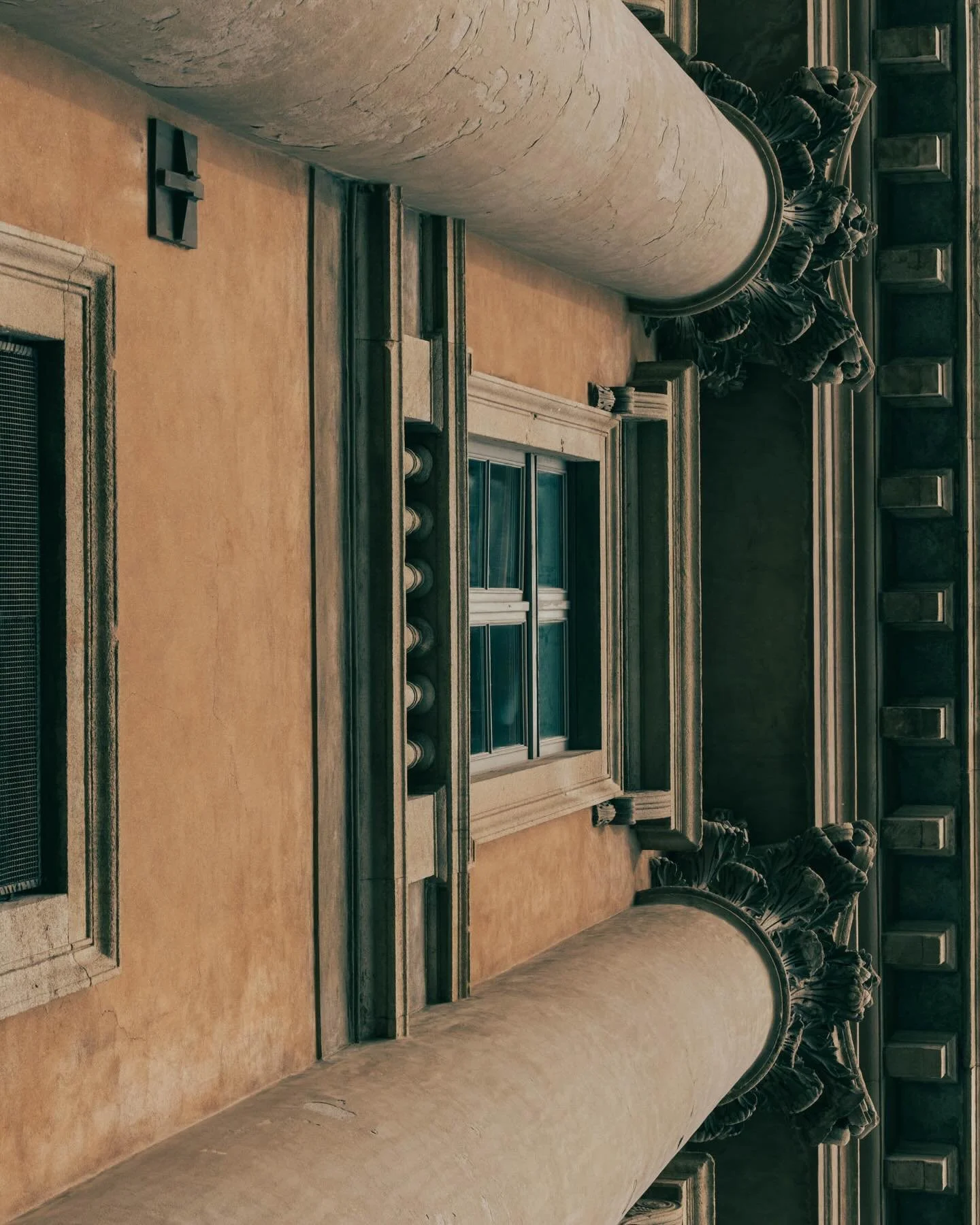 punti di vista / non devono per forza essere sempre gli stessi. ogni edificio ha una sua facciata, classica, moderna, tradizionale, contemporanea. pi&ugrave; o meno bella. &egrave; sufficiente cambiare punto di vista per scoprirne meglio le geometrie