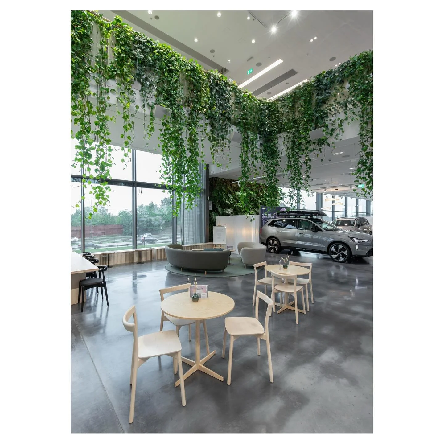 kista volvo cars showroom, stockholm
for @hasselbyblommor 
.
.
.
@volvocarse @wingardhs_ #stefanotacchinardi #photography #fotografia #architecture #architettura