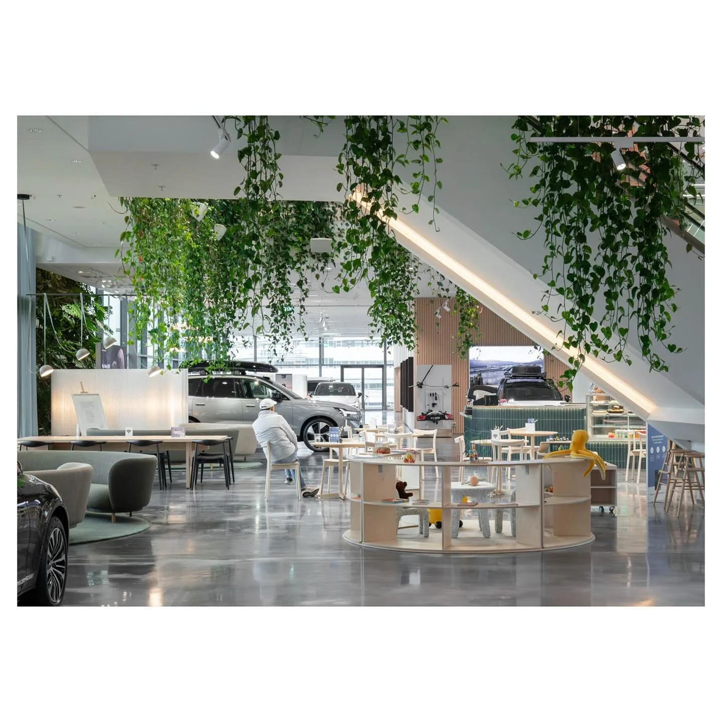 kista volvo cars showroom, stockholm
for @hasselbyblommor 
.
.
.
@volvocarse @wingardhs_ #stefanotacchinardi #photography #fotografia #architecture #architettura