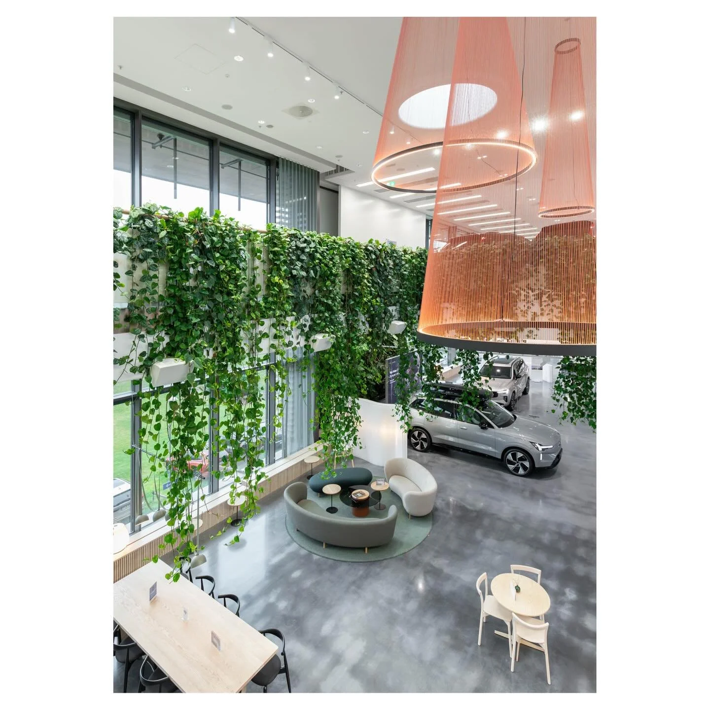 kista volvo cars showroom, stockholm
for @hasselbyblommor 
.
.
.
@volvocarse @wingardhs_ #stefanotacchinardi #photography #fotografia #architecture #architettura