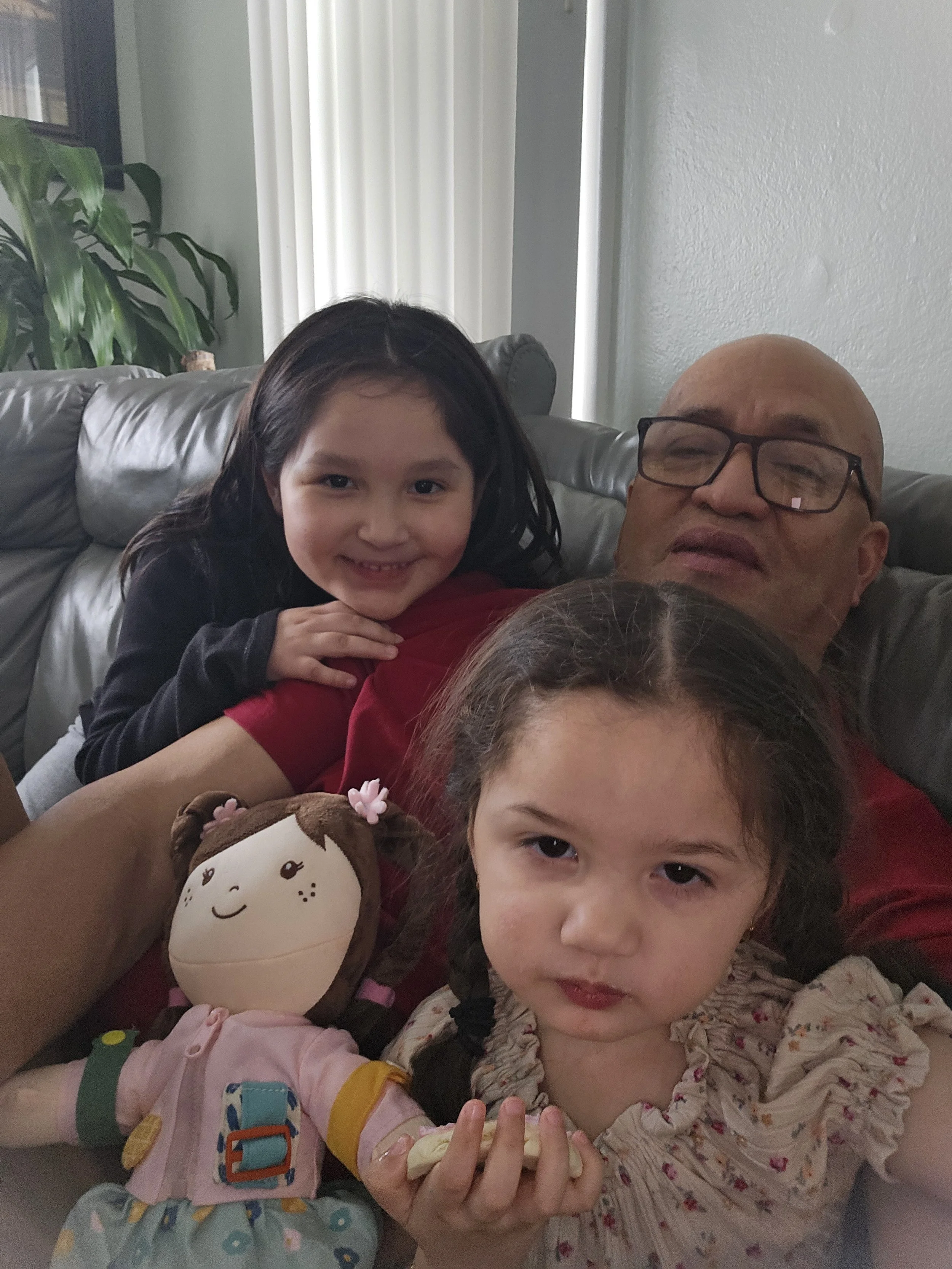 Cruz Yuvic: Mi Familia