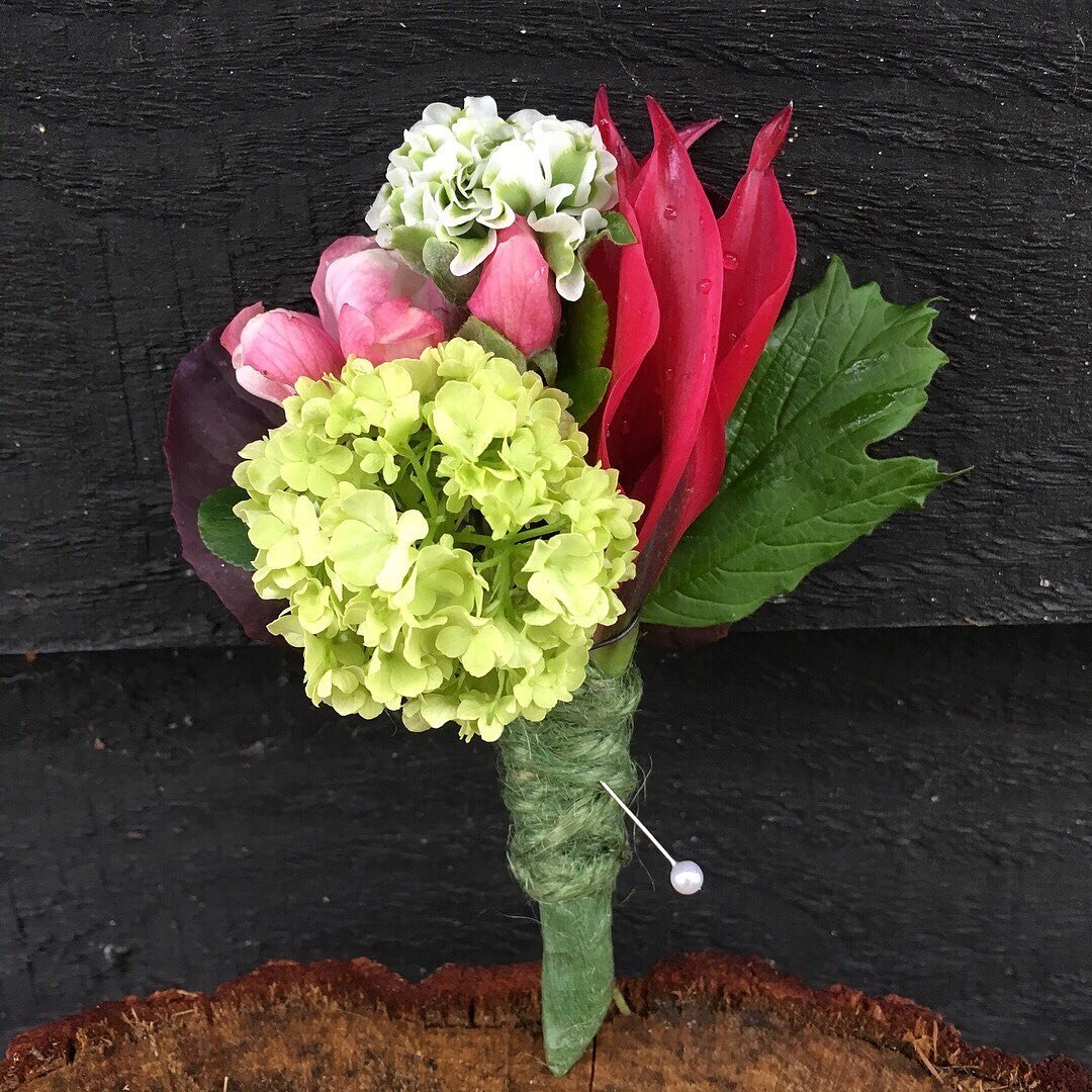 Batchelor buttons or Buttonholes ? All made with some seasonal fresh flowers to contrast with the bridal bouquets. Groomsmen need flowers too..