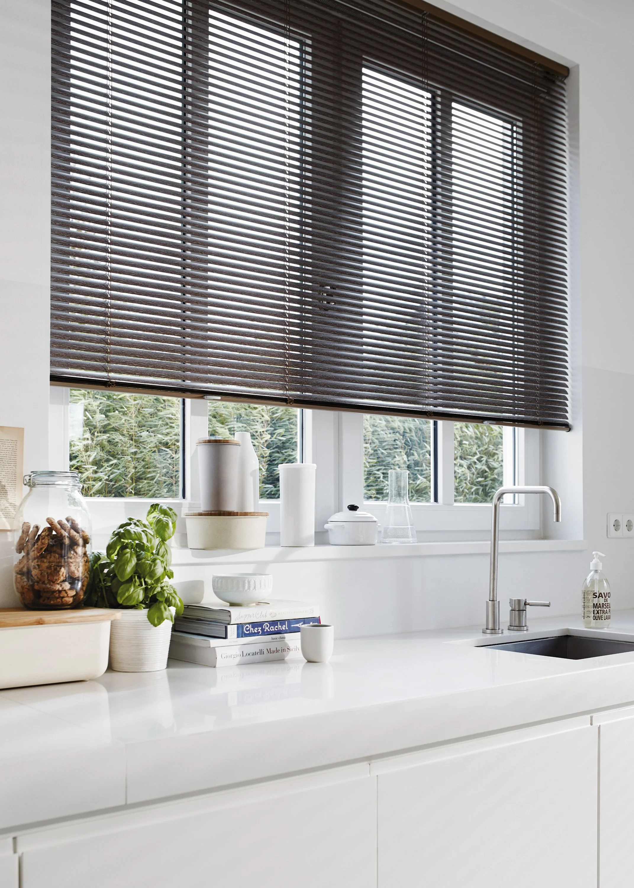 Aluminiumpersienner i köksfönster i Göteborg – modern design som skyddar mot sol och insyn.