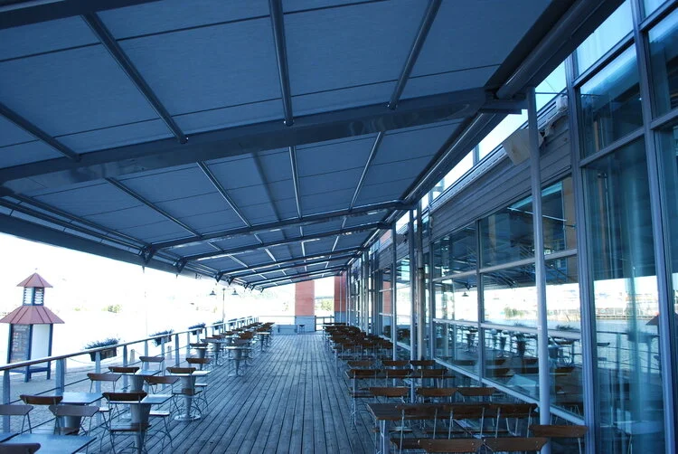 Uteservering, sol och regnskydd