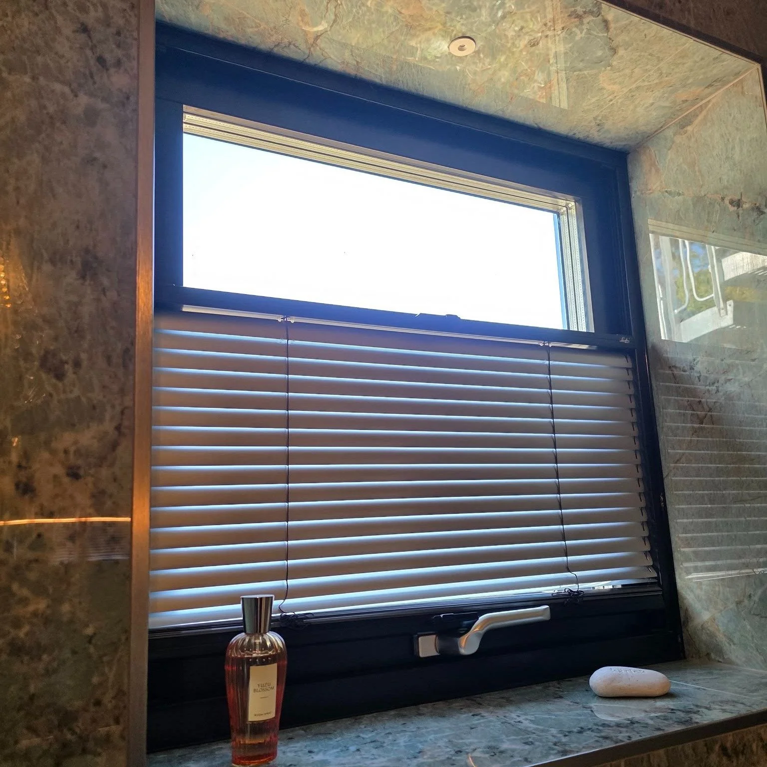 Visste ni att vi även har persienner som är linspända? 
Möjlighet med linspända produkter är att man kan dra dem nedifrån - upp för att få ett effektivt insynsskydd, behöver man solskyddet så