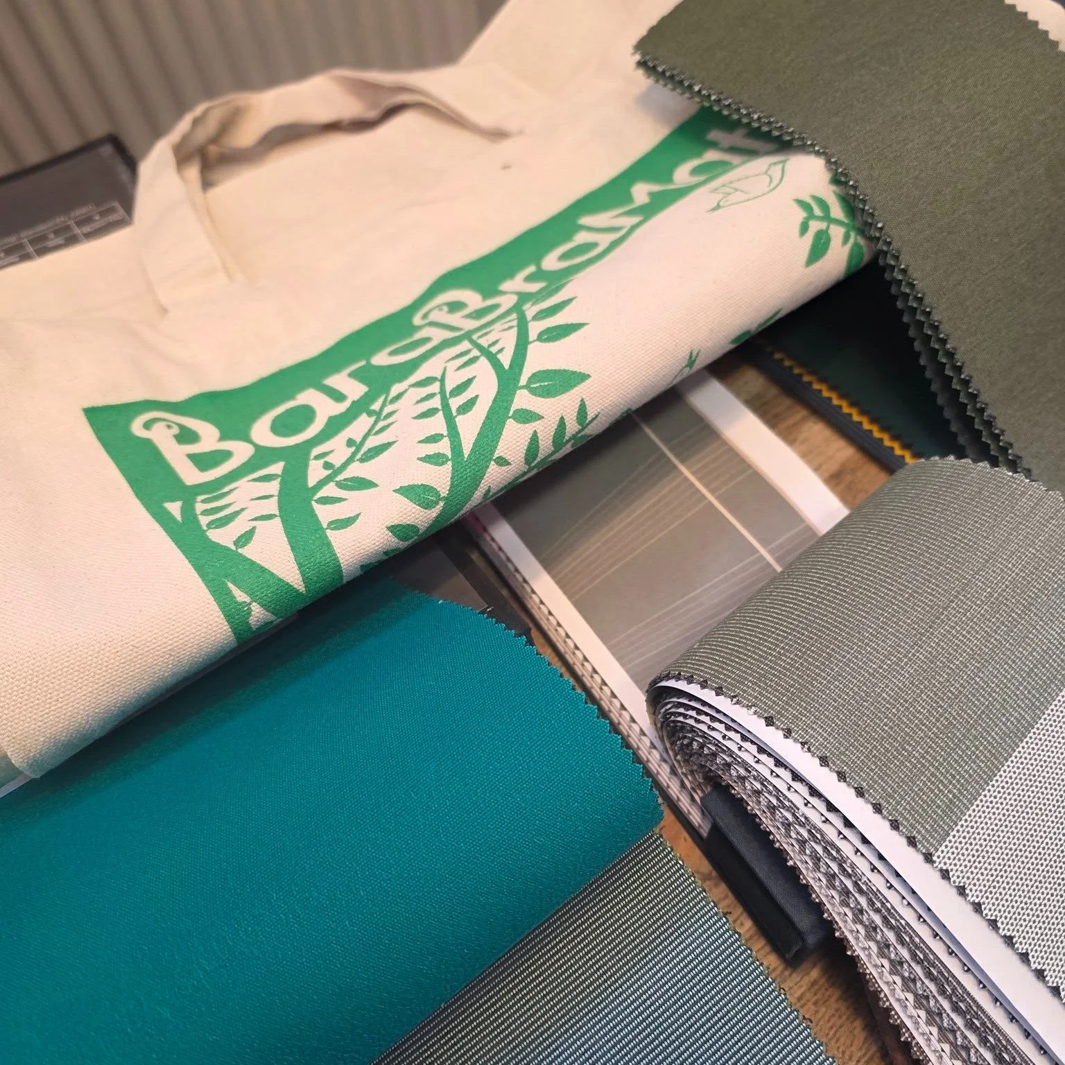 Under veckan har vi haft flera kundbes&ouml;k, h&auml;r har vi hj&auml;lpt en kund i G&ouml;teborg med att v&auml;lja ut en ny v&auml;v till deras markis p&aring; deras aff&auml;r. 

Gr&ouml;nt &auml;r v&auml;l &auml;nd&aring; sk&ouml;nt? 🟢

H&aring