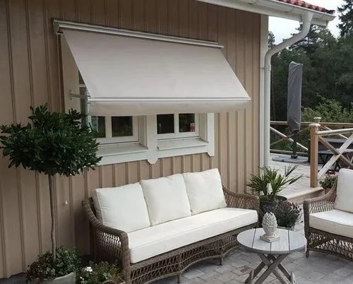 Sm&aring; detaljer kan g&ouml;ra stor skillnad &ndash; b&aring;de inne och ute.⭐

H&auml;r har vi monterat en stilren f&ouml;nstermarkis som inte bara ger ett behagligare inomhusklimat under soliga dagar, utan ocks&aring; lyfter fasaden estetiskt.

✔