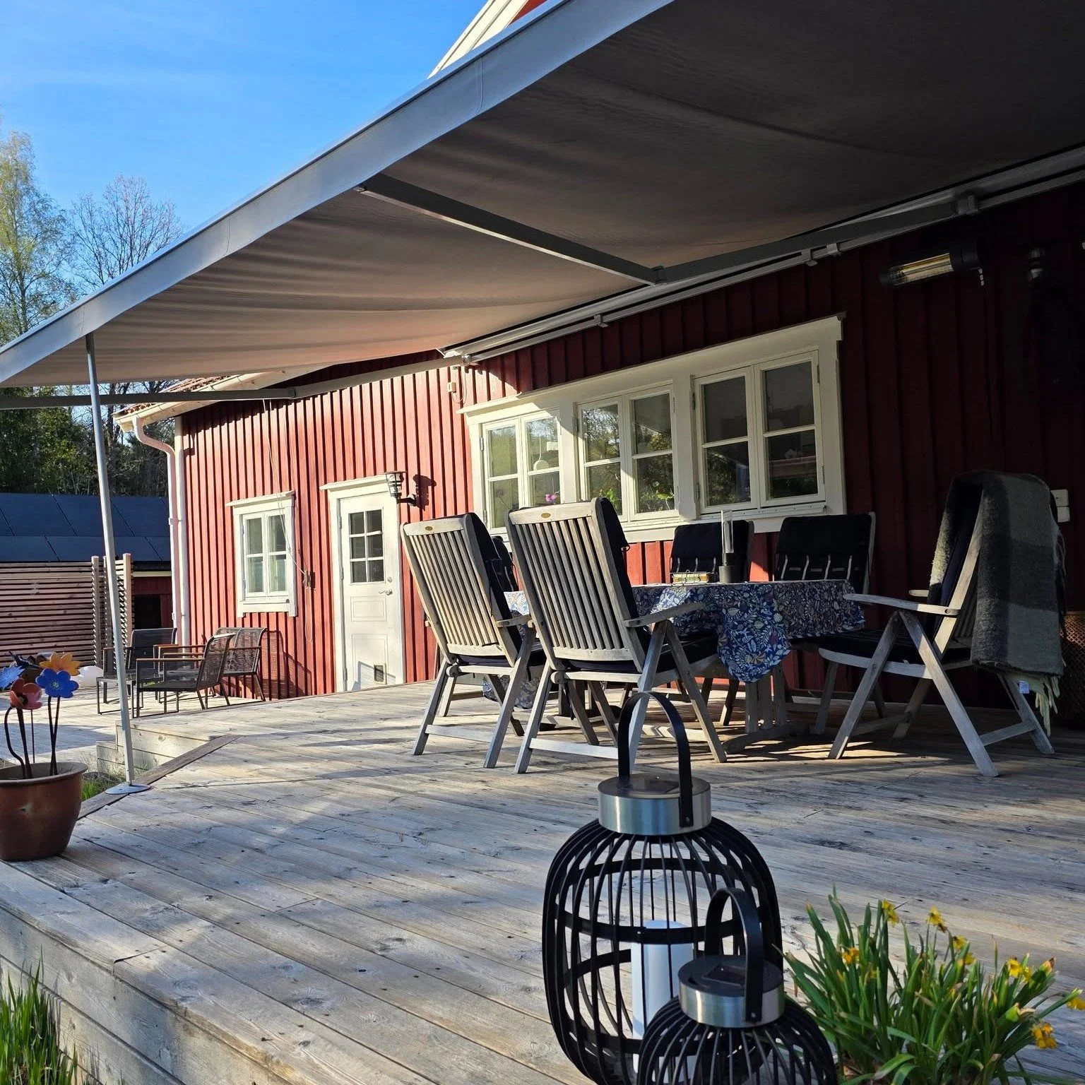 V&aring;r i luften och uteplatsen redo f&ouml;r s&auml;songen. 🌿🌞

P&aring;sken markerar starten p&aring; tiden d&aring; hemmet f&aring;r ta plats utomhus &ndash; med skugga d&auml;r den beh&ouml;vs och ljus d&auml;r det g&ouml;r som mest nytta.

G