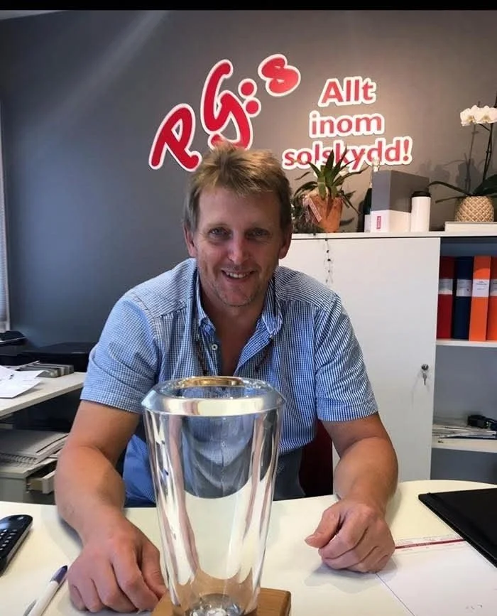 🎉 Idag fyller han &aring;r, v&aring;r grundare Patrik "PG" Gustafsson, nu blir han 60! 

F&ouml;r 26 &aring;r sedan startade han PG:s Persienn &amp; Markisservice &ndash; med kunskap, envishet och en obotlig k&auml;rlek till solskydd. Tre 