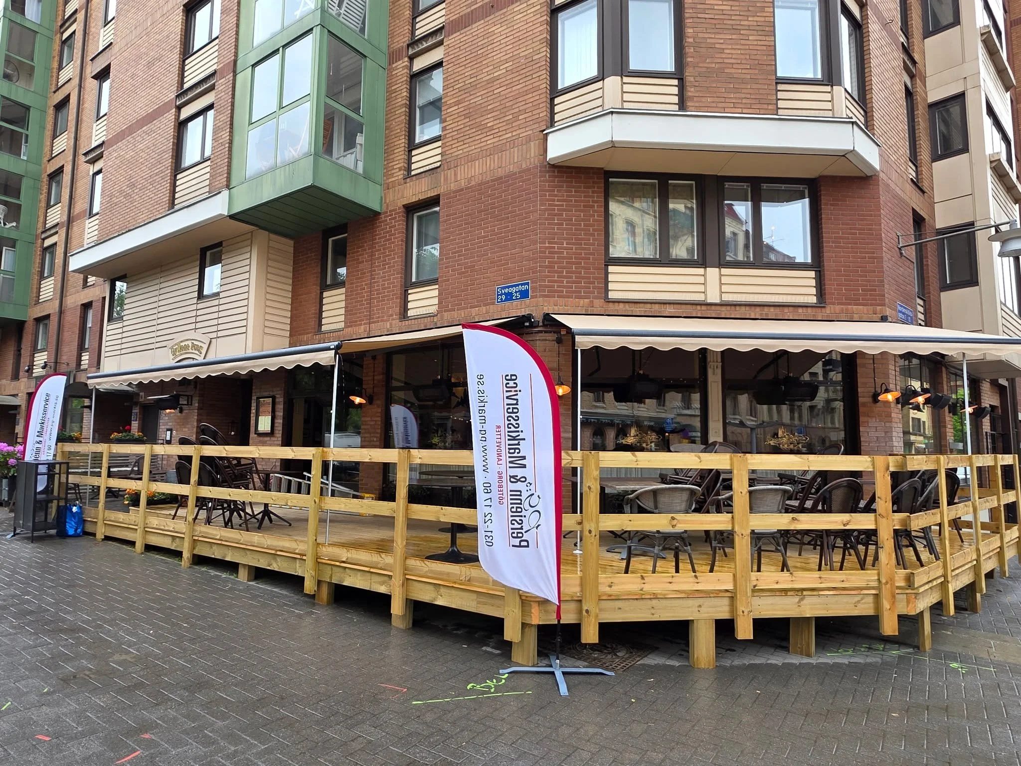 Vi h&aring;ller p&aring; och f&auml;rdigst&auml;ller @gyllene_prag_goteborg nya uteservering. Markiserna &auml;r p&aring; plats, nu &auml;r det bara de h&ouml;j och s&auml;nkbara glasen Cit I l&auml; fr&aring;n @svalsonab1 kvar. 

Vi &ouml;nskar en t