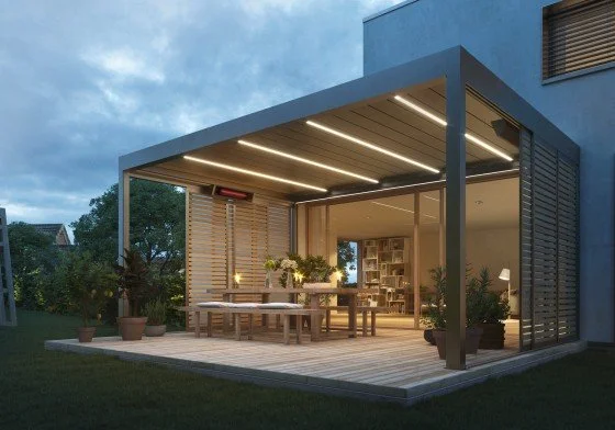 Lamelltak Lamaxa med integrerad LED-belysning som lyser upp altanen under kvällstid – modernt och stämningsfullt uterum.