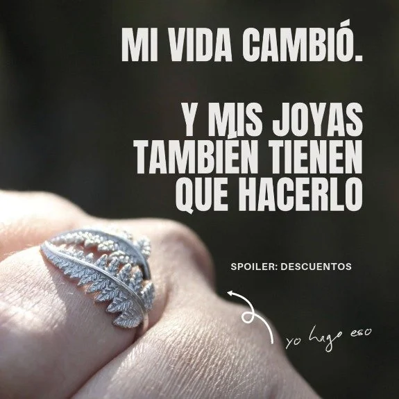 Durante mucho tiempo hice joyas desde un lugar muy conectado con la naturaleza.
Ese mundo sigue siendo parte de m&iacute;, pero ya no es todo.

Estoy cambiando.
Mi vida cambi&oacute;.
Y mi trabajo tambi&eacute;n est&aacute; pidiendo otra forma.

Esta