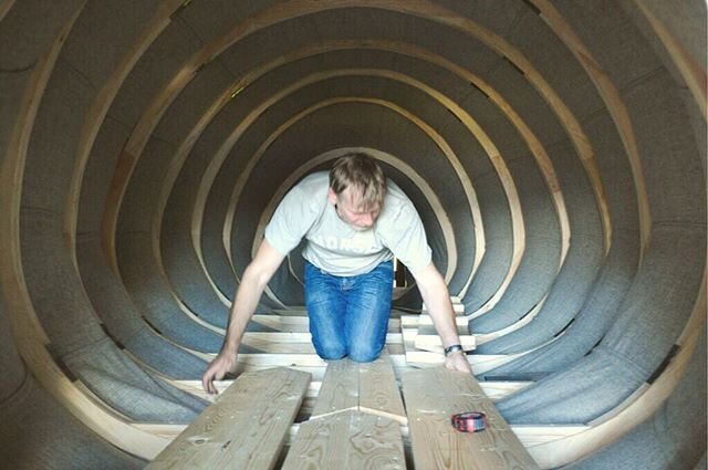 The beautiful floor is coming together 👏🏼 ✨ Boatbuilder Hanus Jensen at work. He has done all of his work with such precision and awareness. I'm amazed ! 💪🏼 .
.
.
#design #create #playful #playfullearning #newthinkingnewpossibilities #keepitsimpl