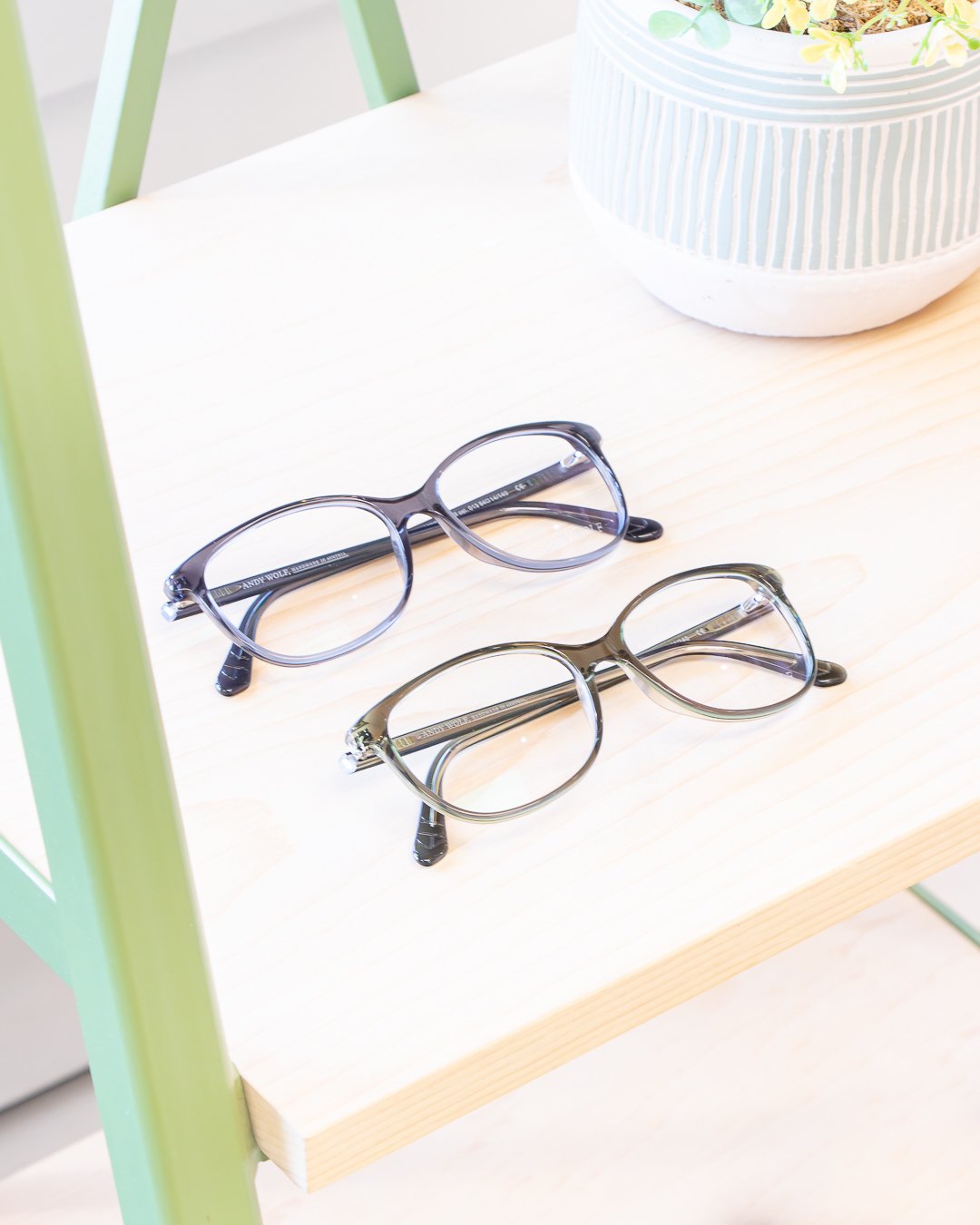 Looking for a neutral everyday pair? 🕵️&zwj;♀️❤️👓 These frames from Andy Wolf might fit the bill! With contemporary style and tones, they are perfect for any setting!