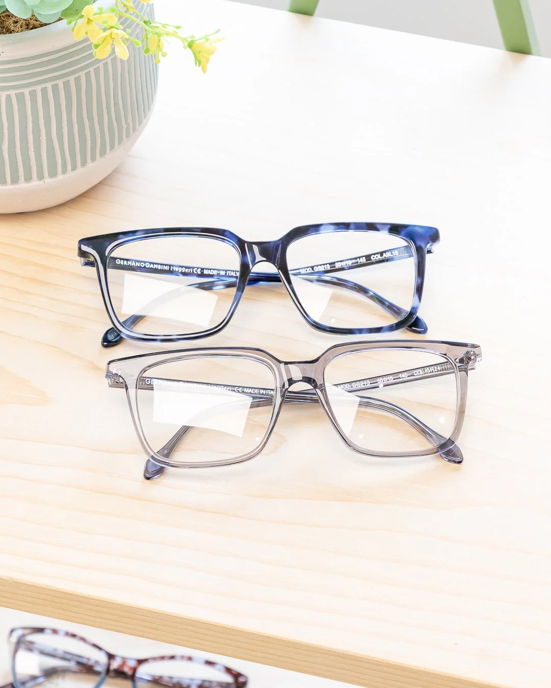 Colour Changes Everything! 🤓❤️👓 The same shape in two different colours can totally switch up the look!