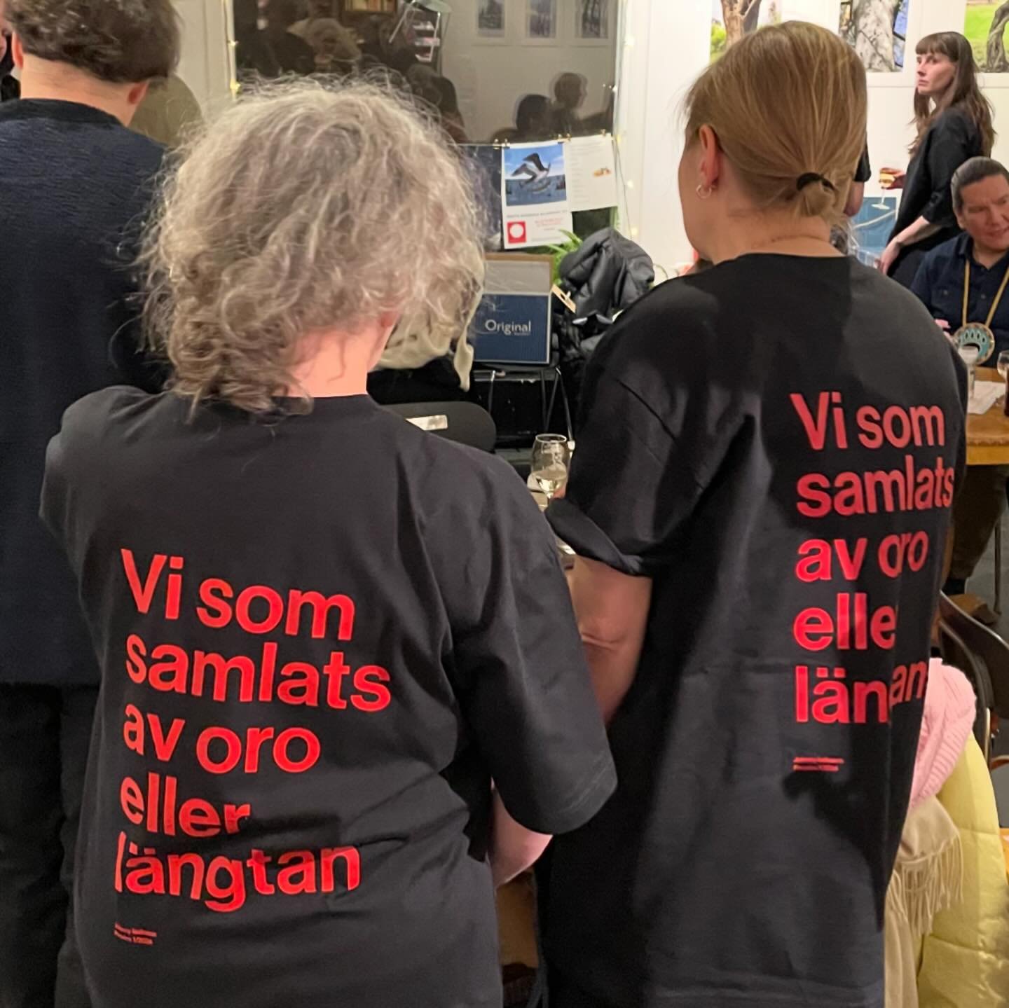 Fullsatt p&aring; sl&auml;ppet av @tidskriftenprovins p&aring; @bokcafepilgatan. Numrets merch och prenumerationer s&aring;ldes p&aring; @littfestumea Tack alla f&ouml;r en fin helg❣️

Citat:
&rdquo;Vi som samlats&hellip;&rdquo; @johnnyisaksson 
&rdq