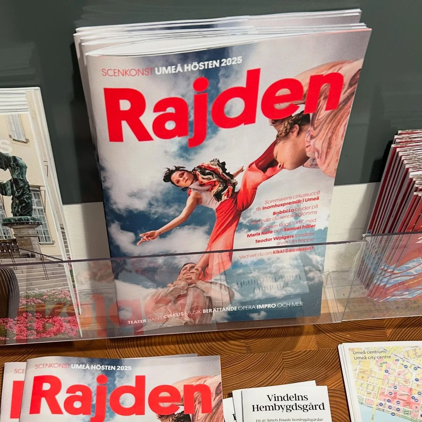 H&ouml;sten 2025 @umeateaterforening - f&ouml;r frihet p&aring; scenen 
#rajden #merch #slingbag #keps