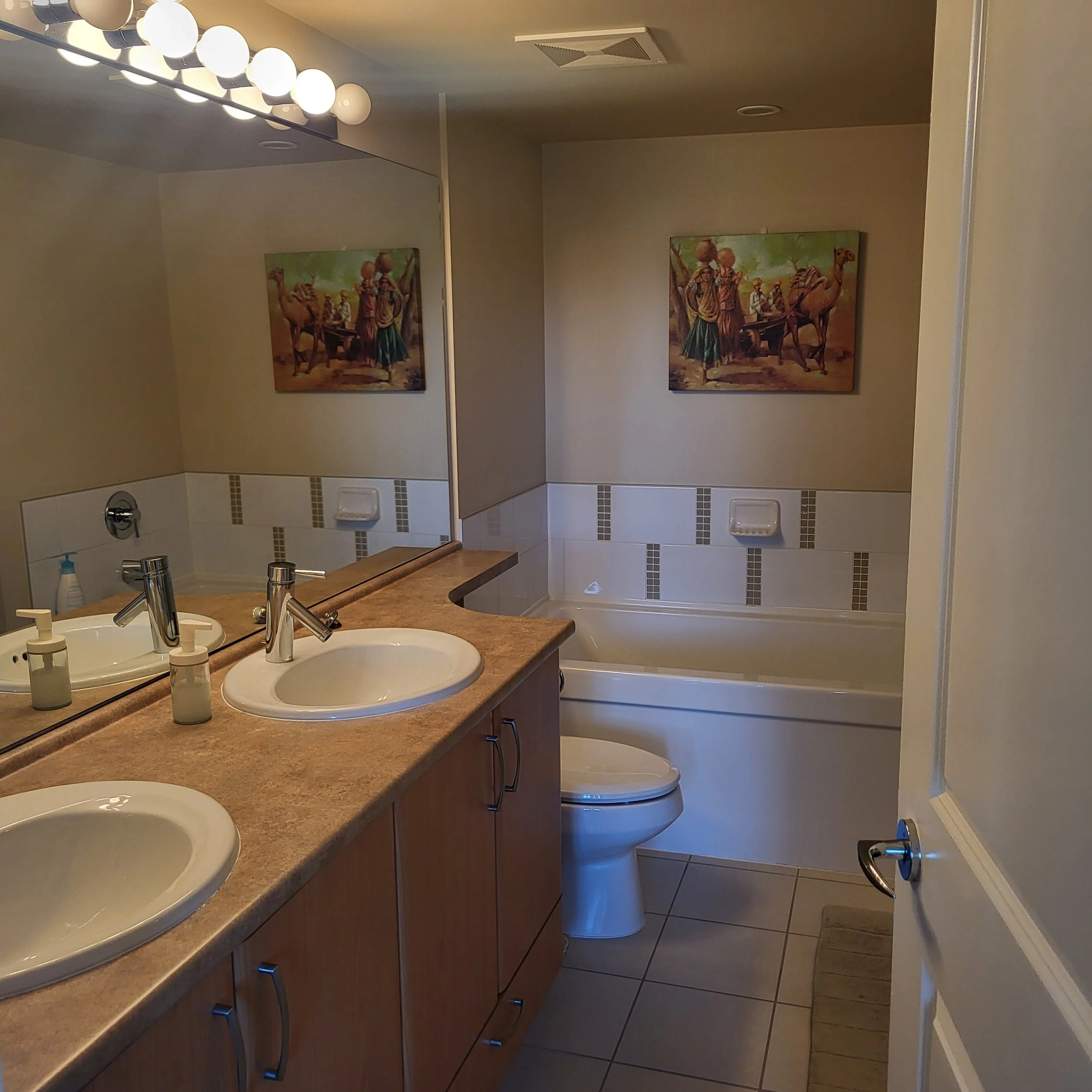 TB10 Ensuite Bathroom2 1000055426.jpg