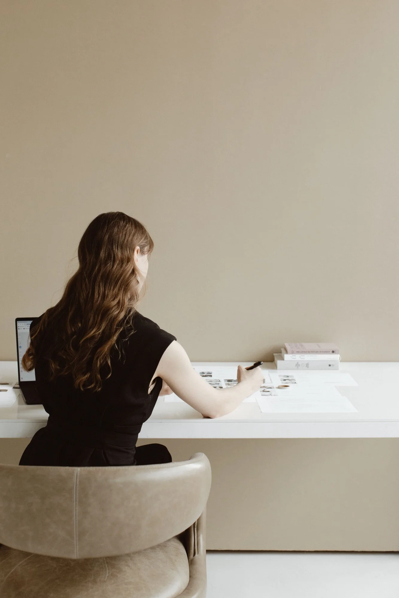 Picture of woman sitting at desk Feeling Maxed Out? This Is the Advice We Give Most Interior Designers