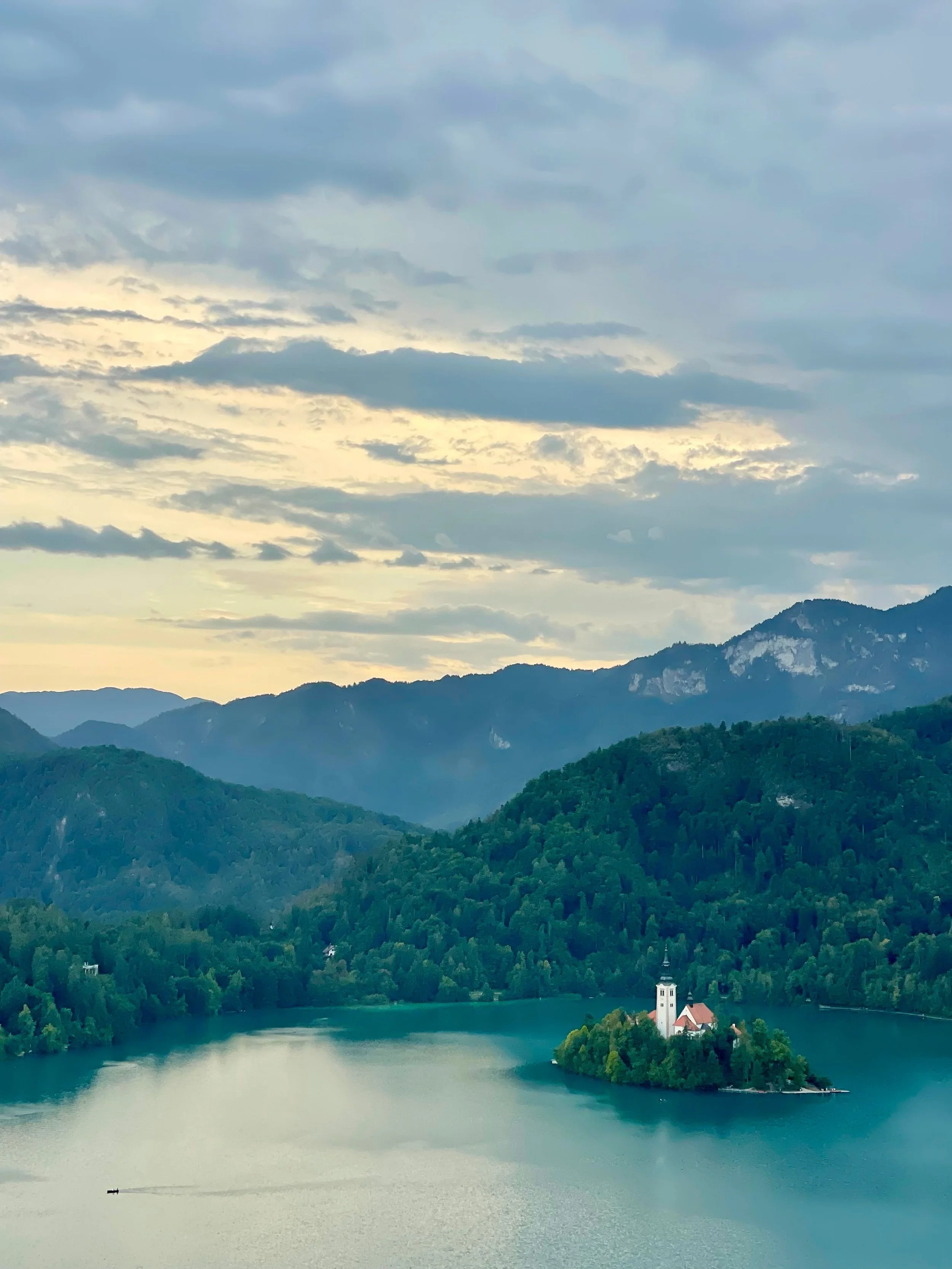 Lake Bled, Slovenia&hellip;so many beautiful memories. You are what fairytales are made of ✨🏰🧚🏻 

#puremagic #lakebled #slovenia #50countries