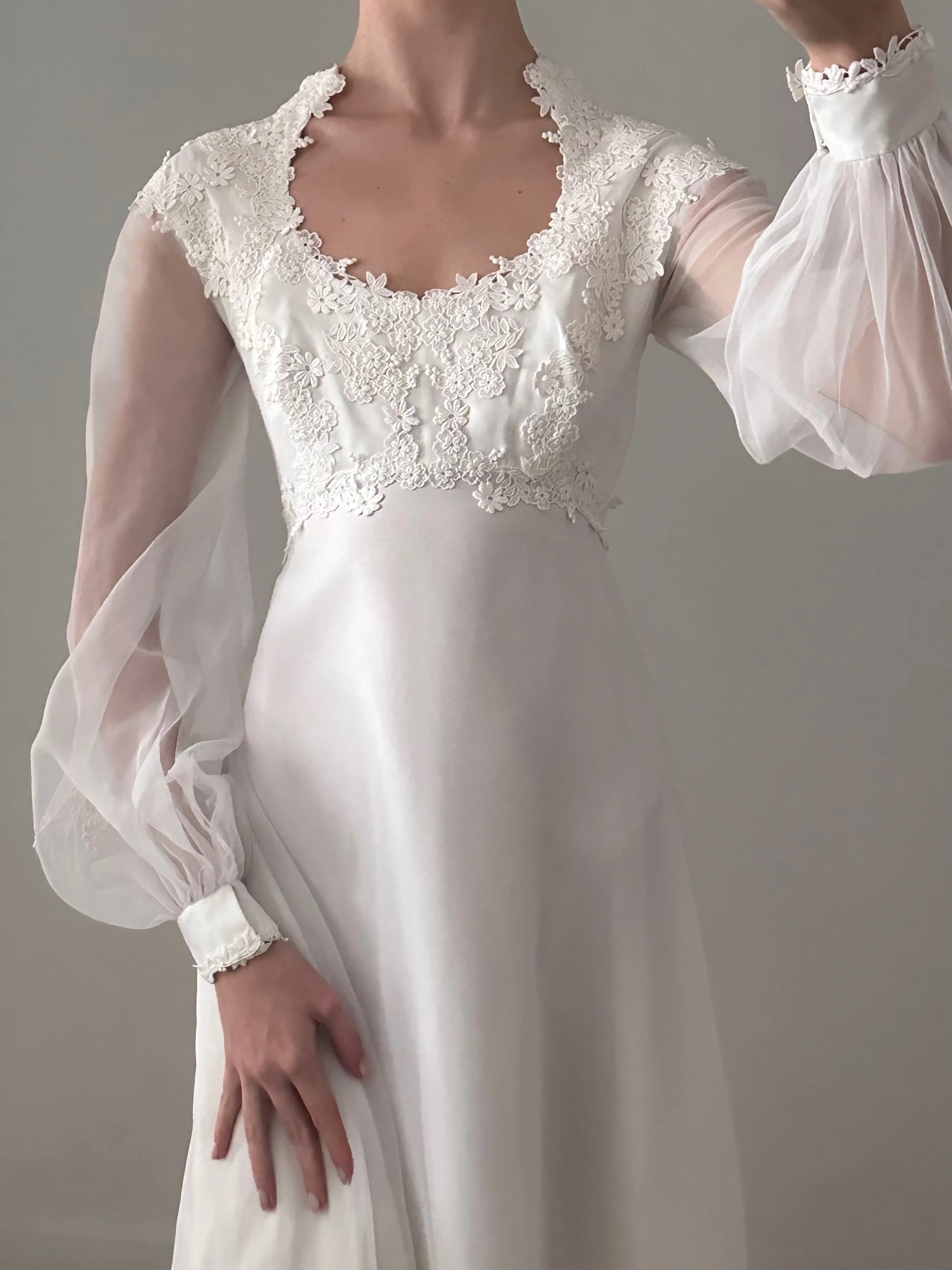 1970'S ETHEREAL LACE APPLIQUE ORGNAZA BILLOW SLEEVE GOWN (XS)