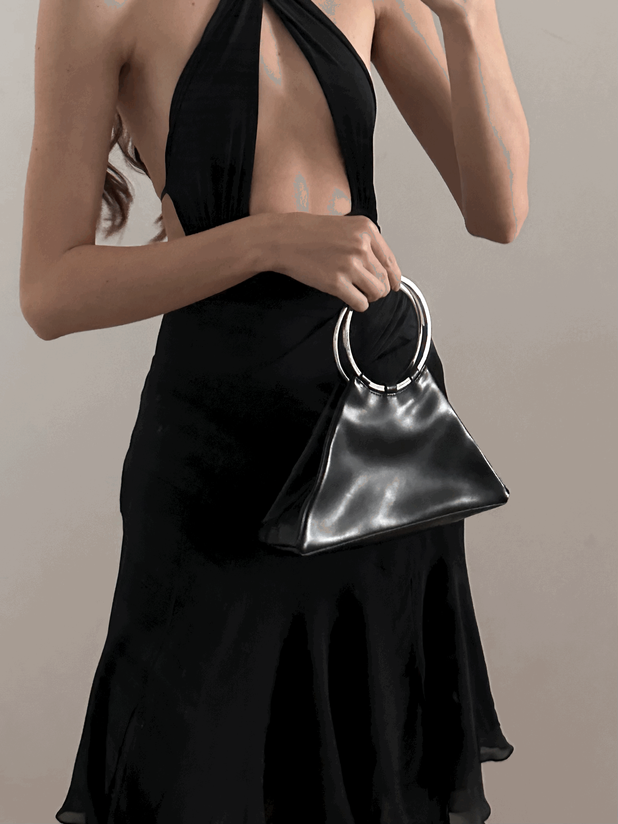 90'S BLACK PATENT LEATHER METAL RING TRIANGLE BAG