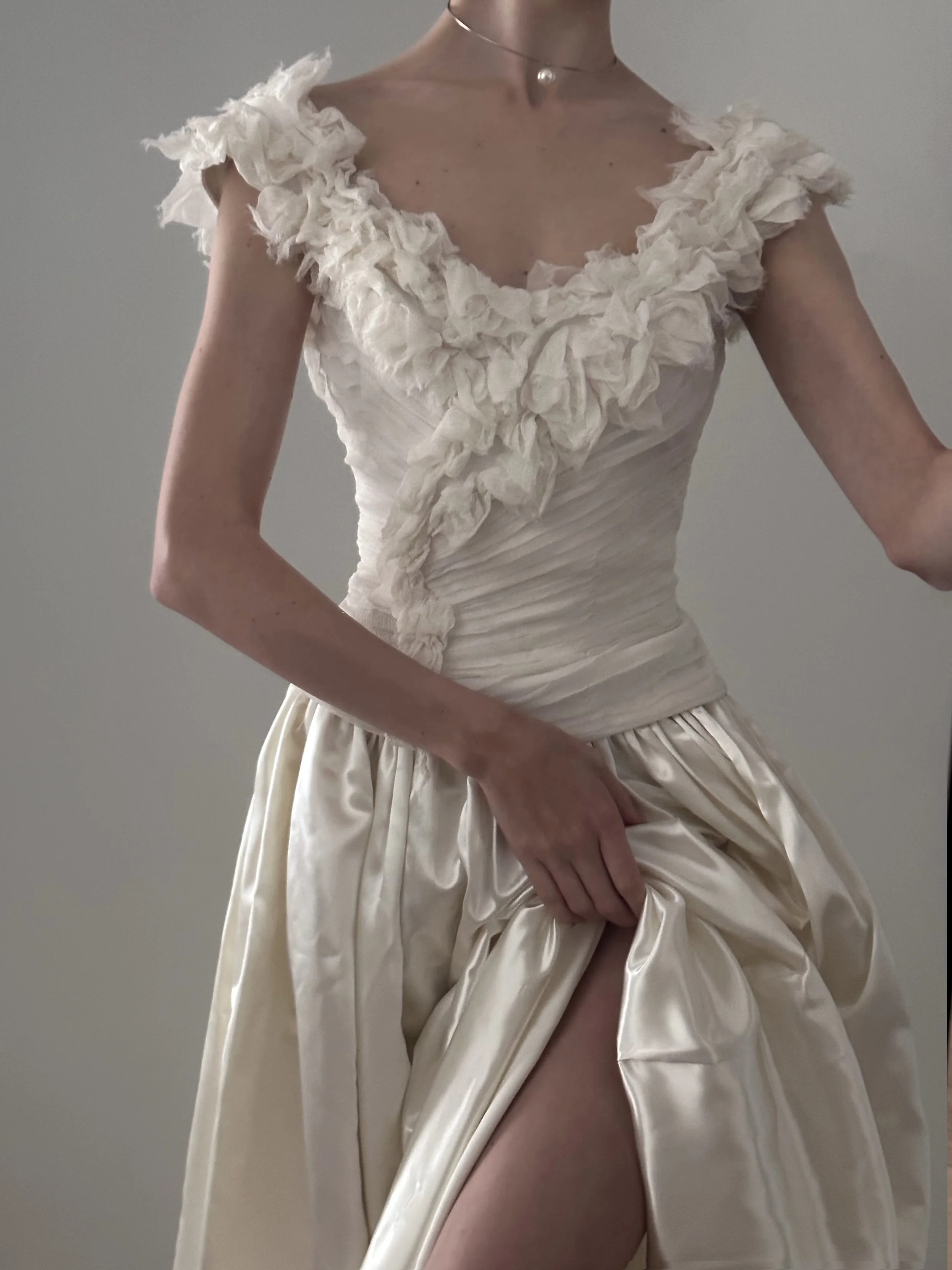 EXQUISITE LUXURY IVORY SILK RAW RUFFLE DETAIL TOP (M)