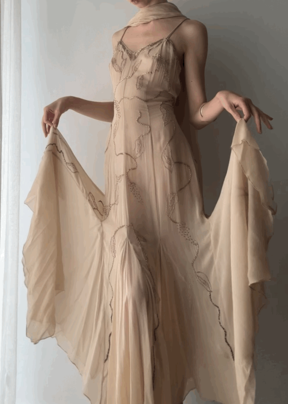 ETHEREAL BEIGE SILK CHIFFON BEADED DETAIL GOWN AND SCARF SET (M)  Efff