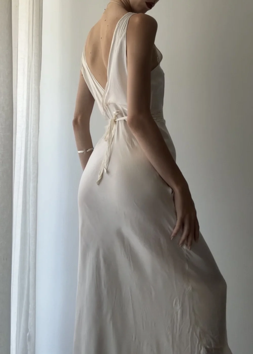 1940'S ETHEREAL IVORY LIQUID SATIN SLIP DRESS (XS)  Efff
