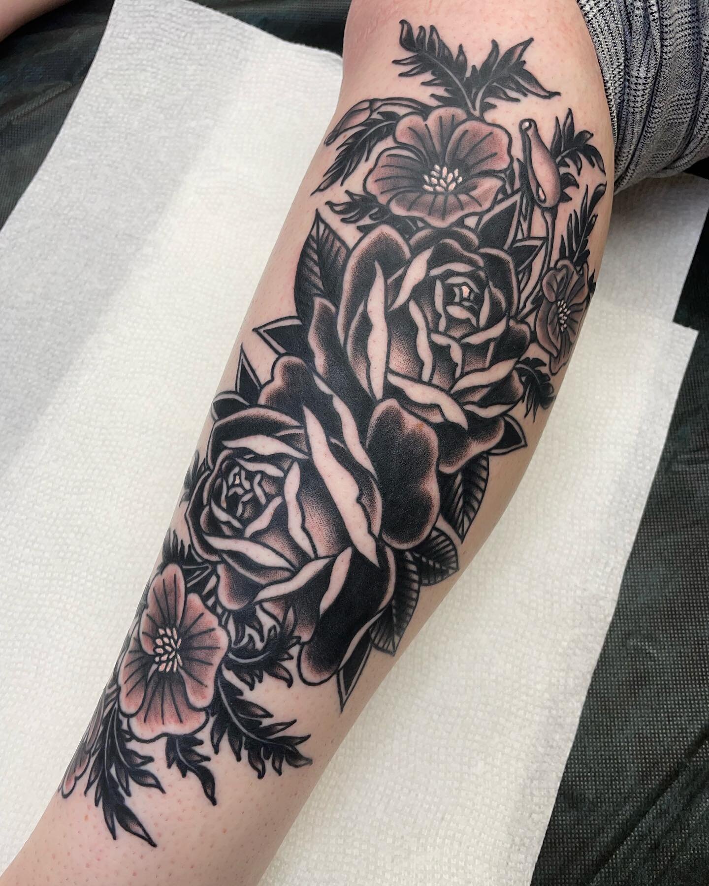 Stuff I forget to post. Here&rsquo;s some traditional black flowers 
Made for @laurenhorsecamp TY

#sanjosetattoos #bayareatattooartist #santacruztattoo #classictattoos #blackandgreytattoo #rosetattoo #romantictattoo #BayAreatattoo #vintagetattoo #bl