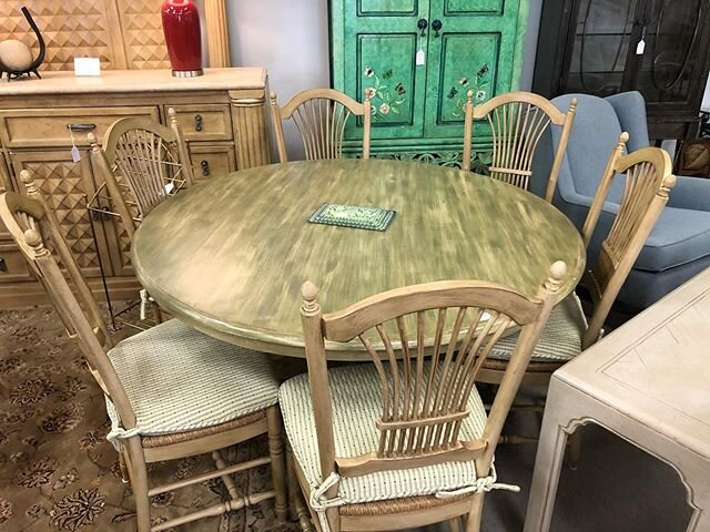 60&rdquo; round table and 6 chairs  Reduced to $350. Was $1200.  Saturday and Monday only !!!!!