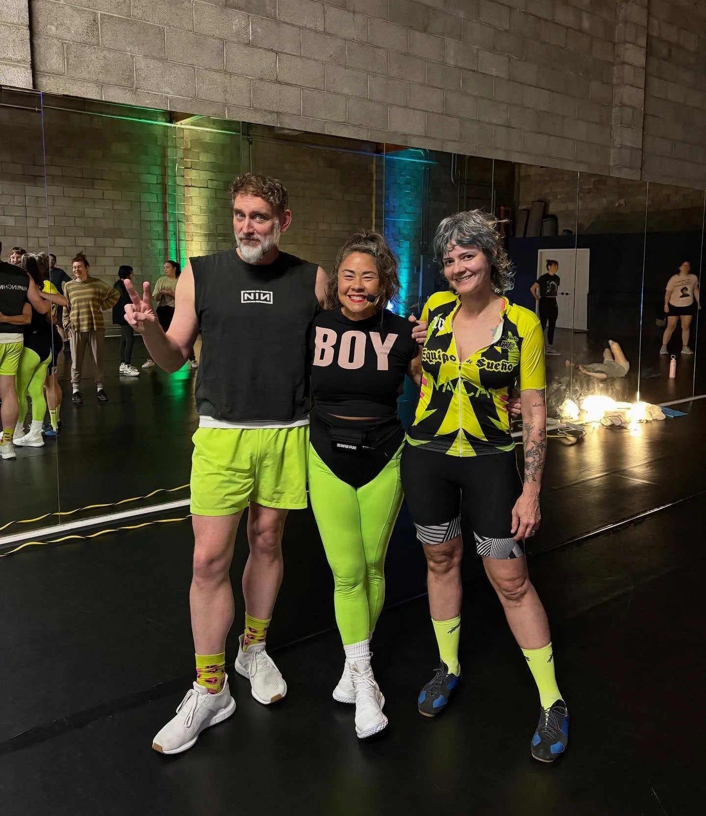 💚💚💚💚 Tim, Malia and Kim with the outfit synchronicity!!! 🐸 Upcoming: we have class with @earthalittt tonight 6:45PM, @smashleyferris Saturday 1:15PM (community class!), Jaquita Sunday 10:15AM, and Monday 6:30PM (community class!)!! Sign up via o