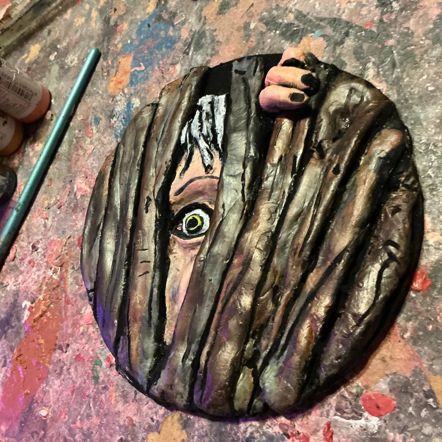 Damnit, another @gerardway at the fence! 
.
.
#mychemicalromance #sculpture #sculptor #characature #welcometotheblackparade #alltimegreat #horrorartist #horrorart #filthyhorrorsdotcom