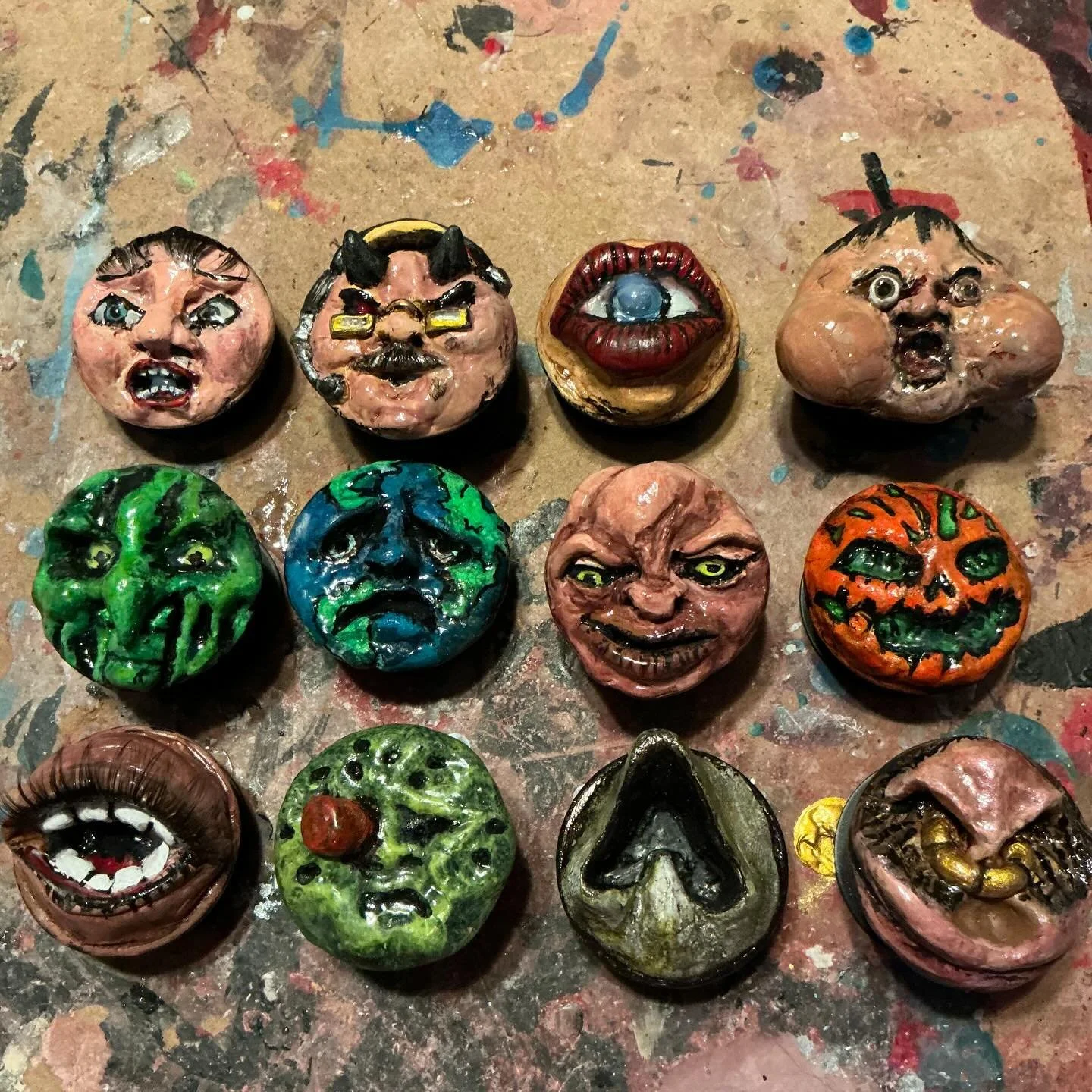 First wave of pop sockets complete. Waddya think?
.
.
#popsocket #sculpture #sculptor #horrorartist #filthyhorrorsdotcom