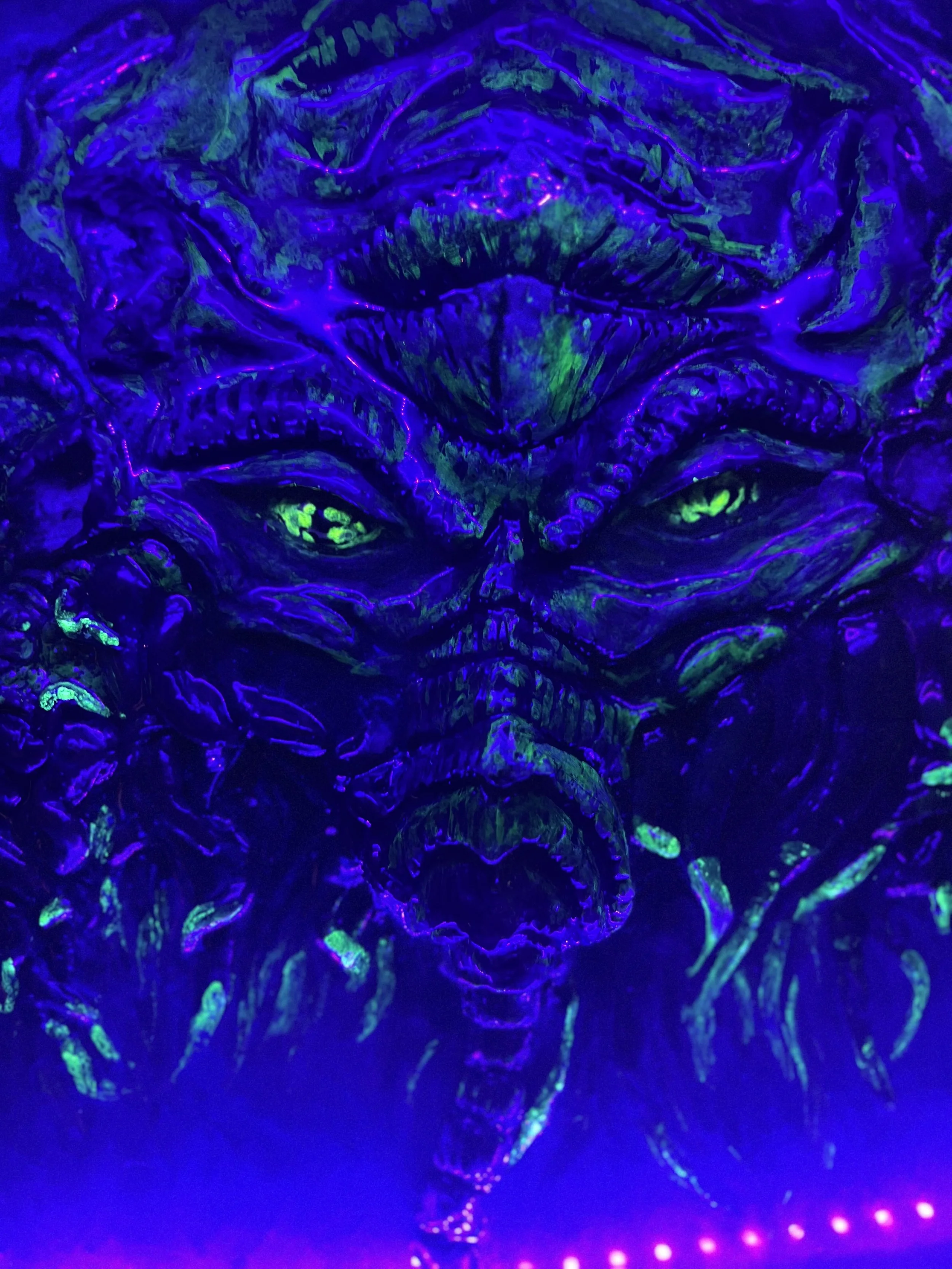 Black Lights are mounted into the frame.