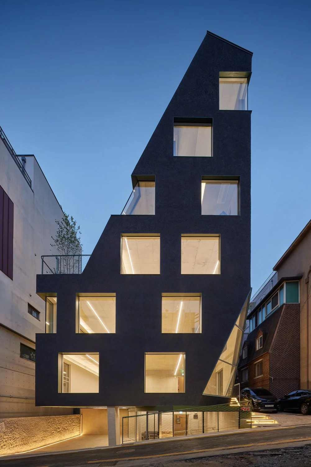 2024 2분기_청담사옥18-24_준공사진(로하우스,웹용) 02.jpg