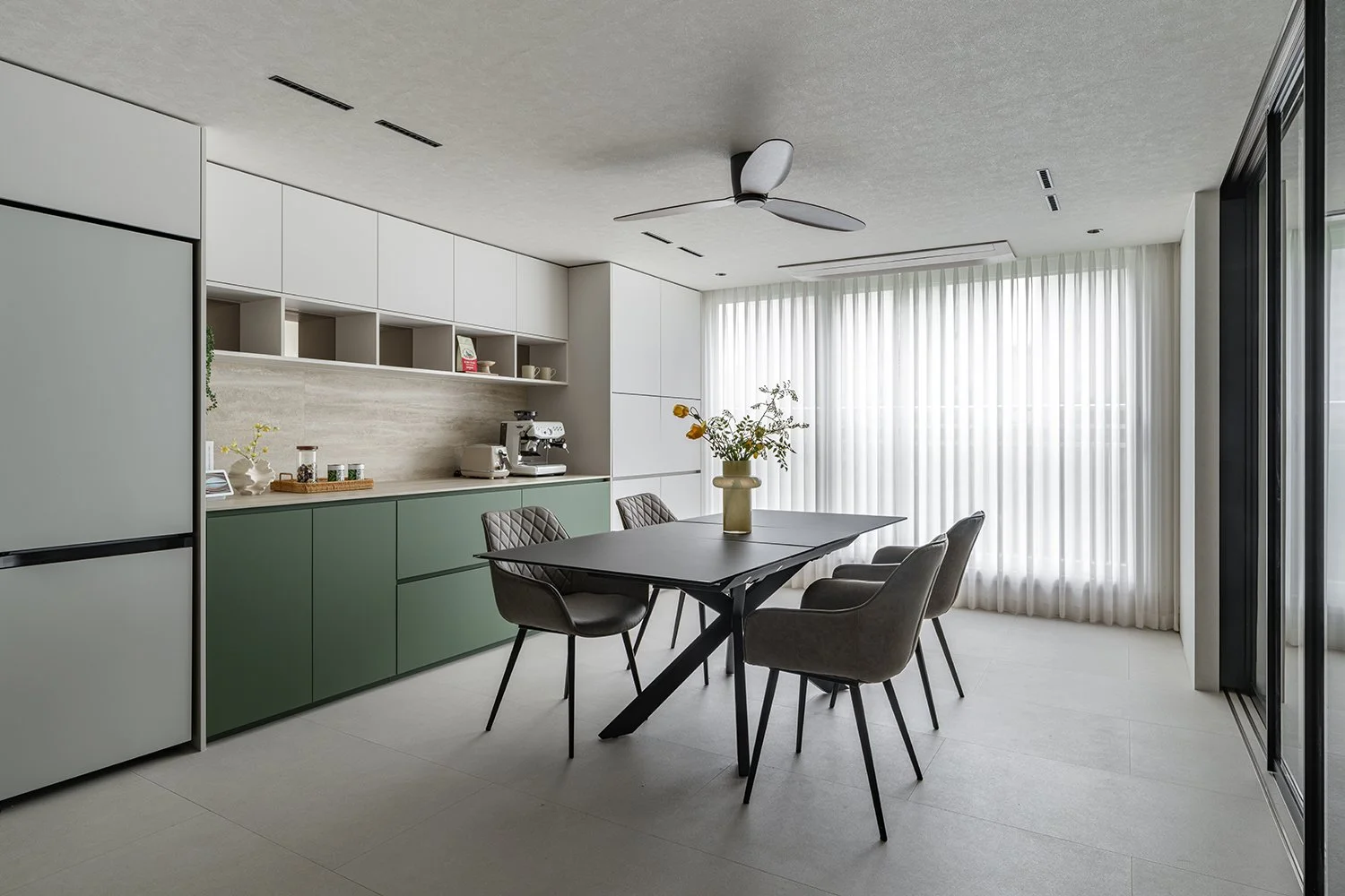 2025 2분기_판교봇들마을302_준공사진_거실(웹용) 04.jpg