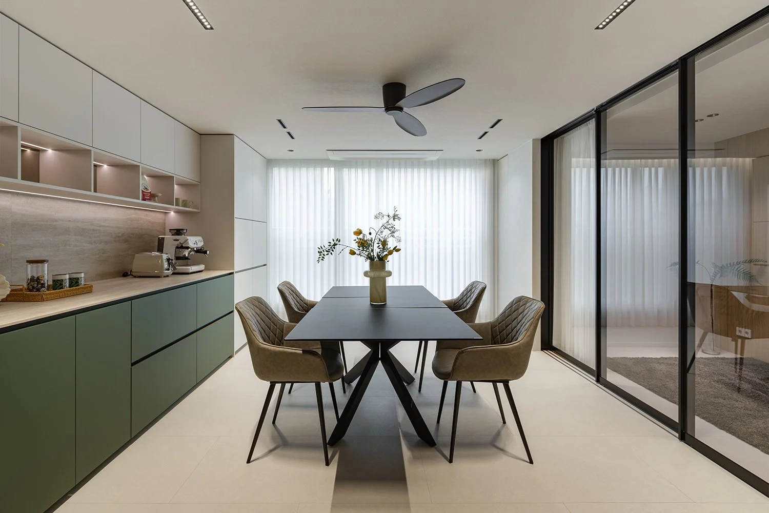 2025 2분기_판교봇들마을302_준공사진_거실(웹용) 02 (1).jpg