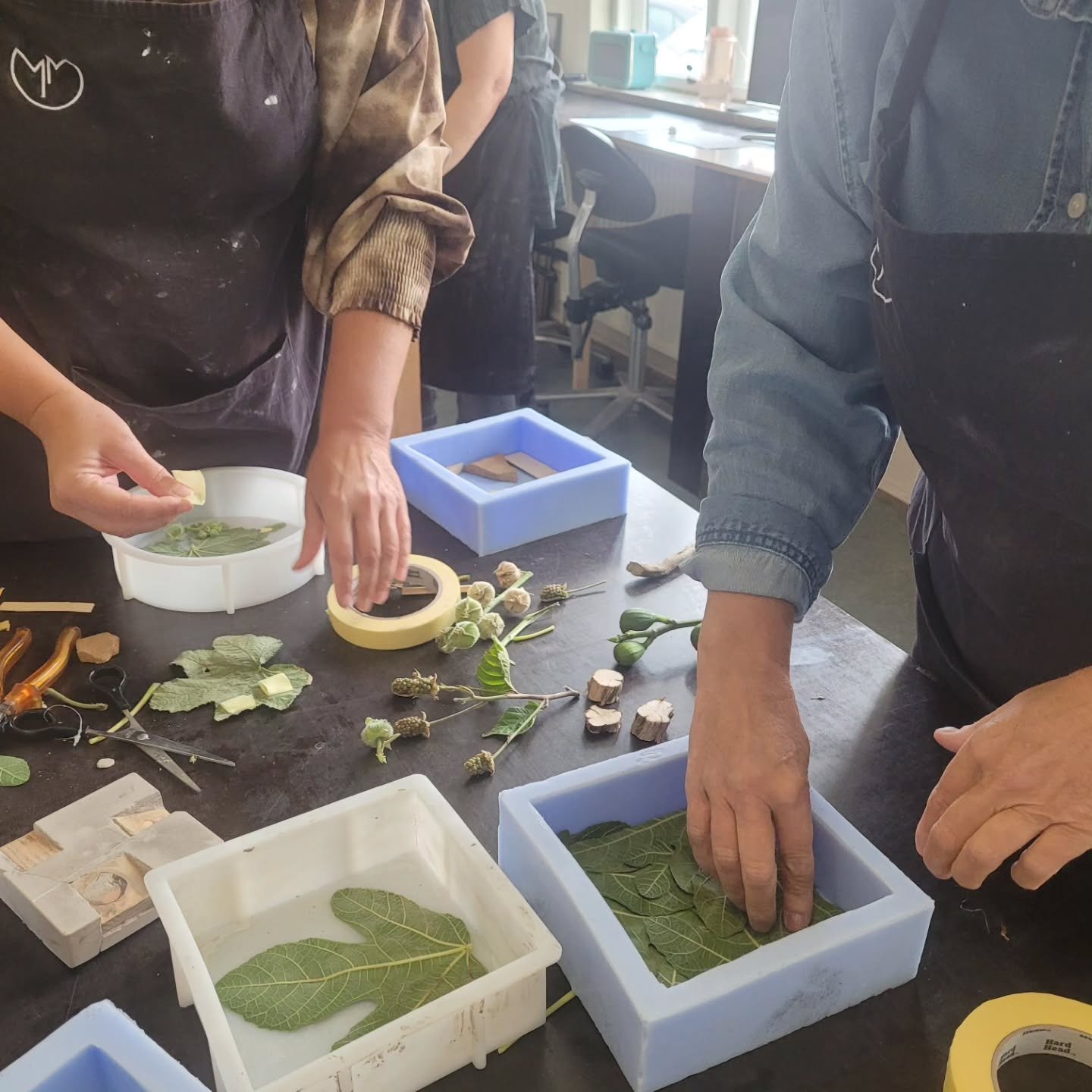 Here during craft weeks I have held 2 art relief workshops. 
Thanks to @mie_moelgaard_ceramics thanks for borrowing her fantastic workshop❤️
Super nice participant. thank to you ❤️

@mie_moelgaard_ceramics
@wiwolojewelrystudio 

#craftweeksbornholm 
