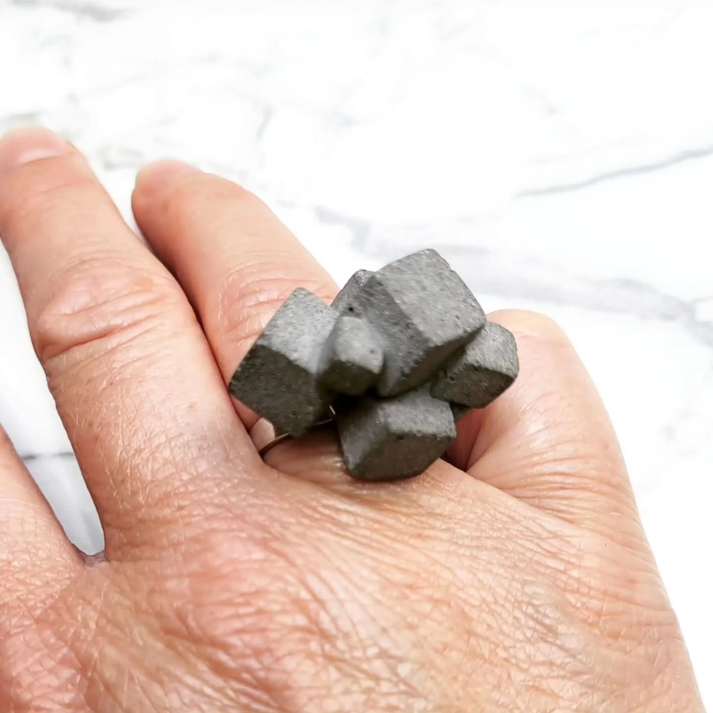 Showpiece ring med tydelig inspiration til klippe&oslash;en Bornholm. Ring i sten med granitpulver der giver ringen en helt s&aelig;rligt overflade med glimt af Granitten.
F&aring;et b&aring;de i sort og gr&aring;

Forhandles p&aring; Bornholm og i w