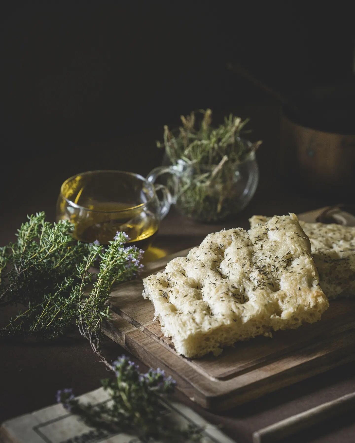 Cr&eacute;ation culinaire : une focaccia moelleuse et parfum&eacute;e au safran, inspir&eacute;e des saveurs de la cuisine m&eacute;diterran&eacute;enne. 
Cette recette simple et rapide &agrave; r&eacute;aliser est id&eacute;ale pour un ap&eacute;rit