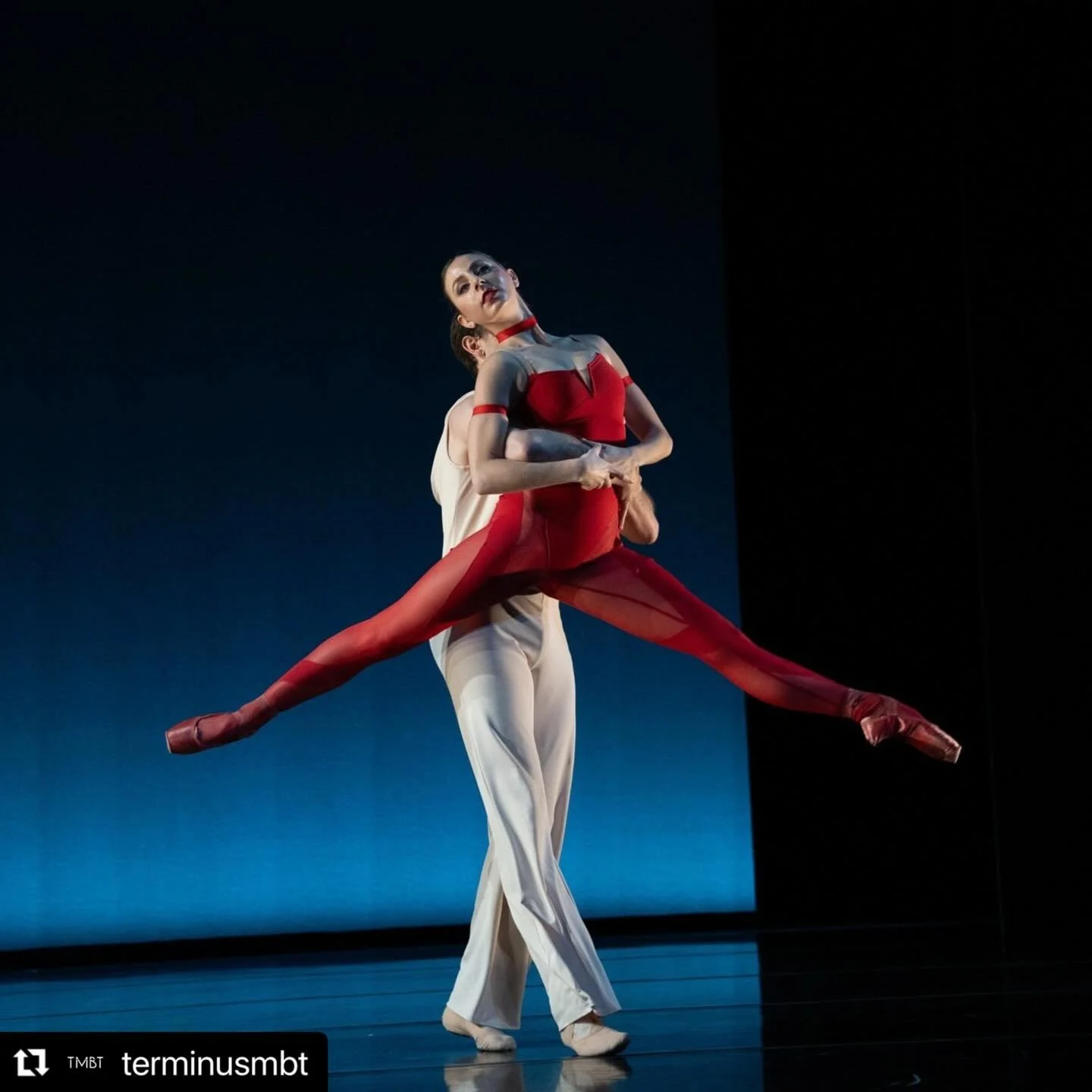 Reposting a couple more photos from Crystal Flowers!
 @terminusmbt
・・・
More moments from Rhapsody in Gershwin ✨💙
.
.
.
&ldquo;Crystal Flowers&rdquo; @farbie 
Lighting Design @benrawsondesign 
Costume Design  @paillettebylc 
📸 @ks.lens 
#contemporar