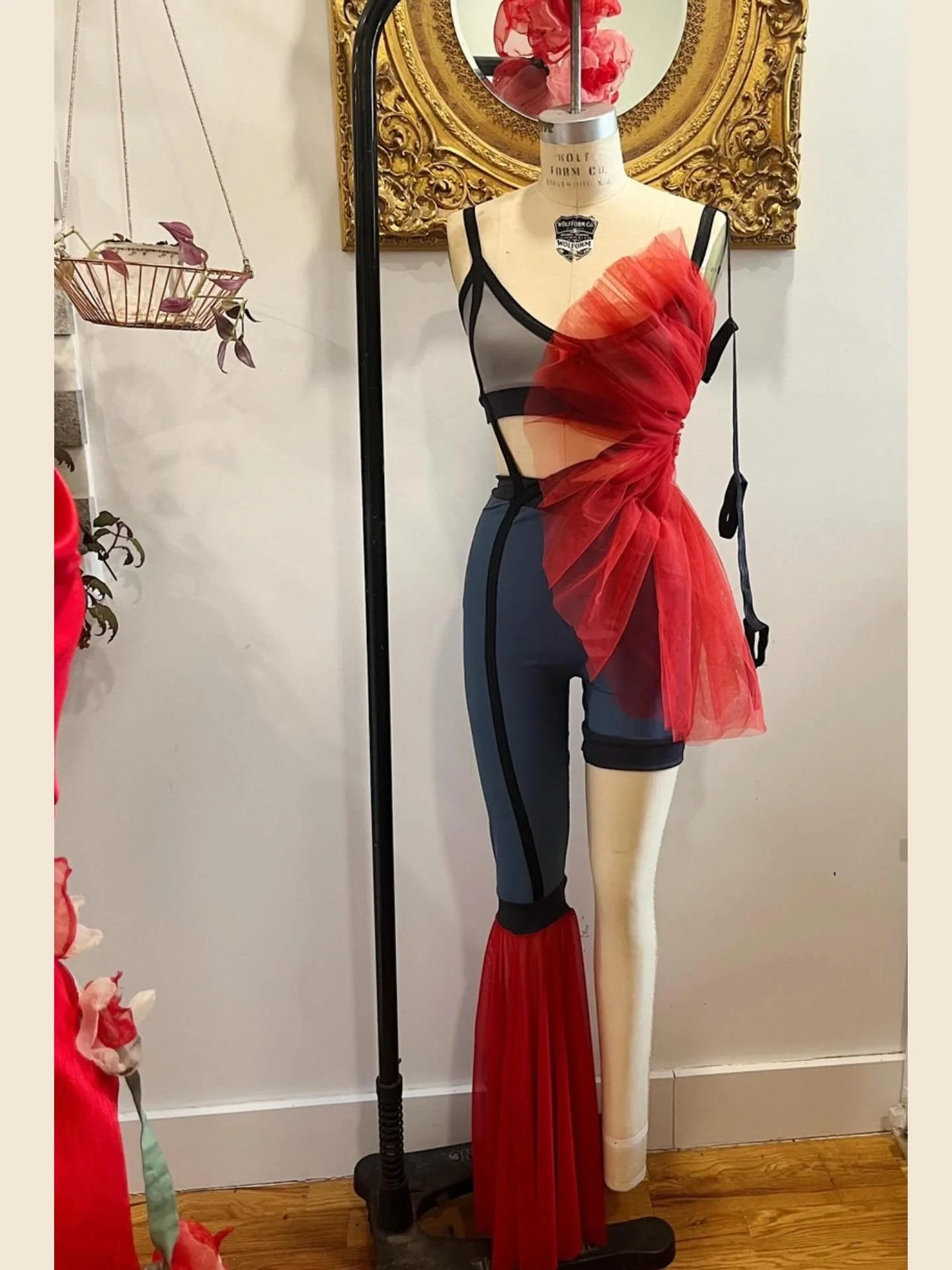 &bull;a day late for tutu (2/2) day, but have been having fun getting to play with tulle for all sorts of fun &amp; somewhat tutu-esq moments for @renversonsdance x @minnie.lane  lately!&bull;