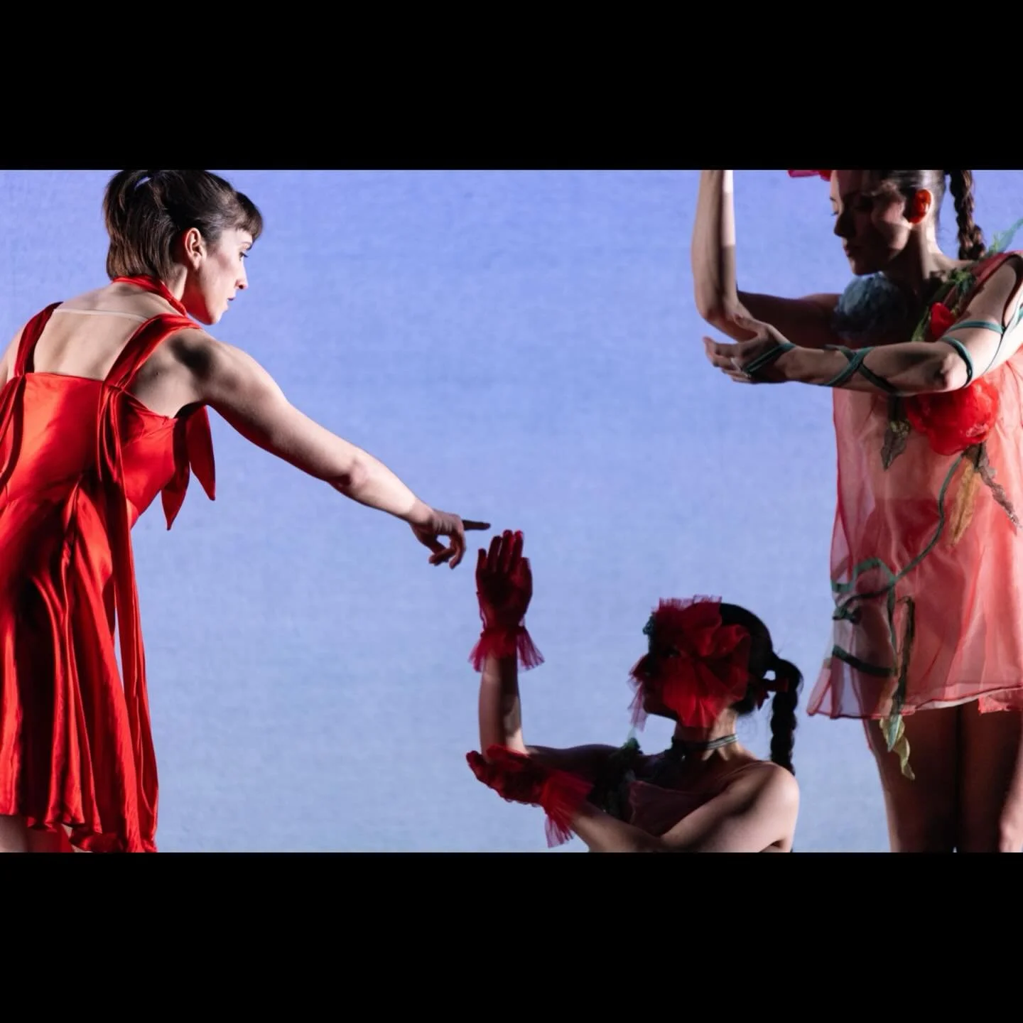 &bull;&amp; lastly from the @renversonsdance concert last weekend, I got to dive into costumes invoking different types of artwork, in a tight color palette. Getting to cover dancers Nicole, Julia (&amp; Clarissa got a few too!) with flowers &amp; sw